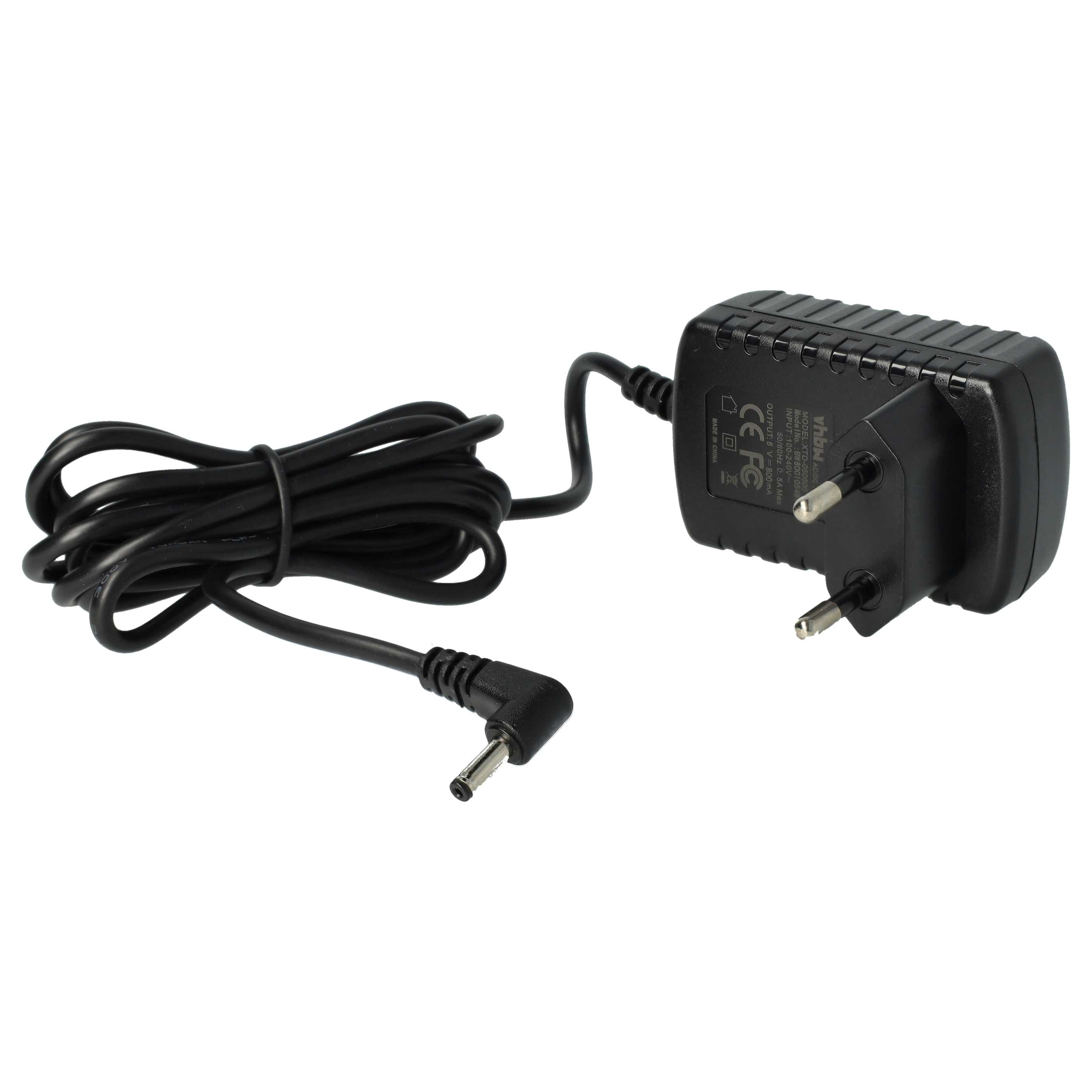 Schwarzer AC/DC-Adapter mit schwarzem Kabel. Der Adapter hat zwei Stifte und ein Etikett. Das Kabel endet mit einem kleinen Stecker.