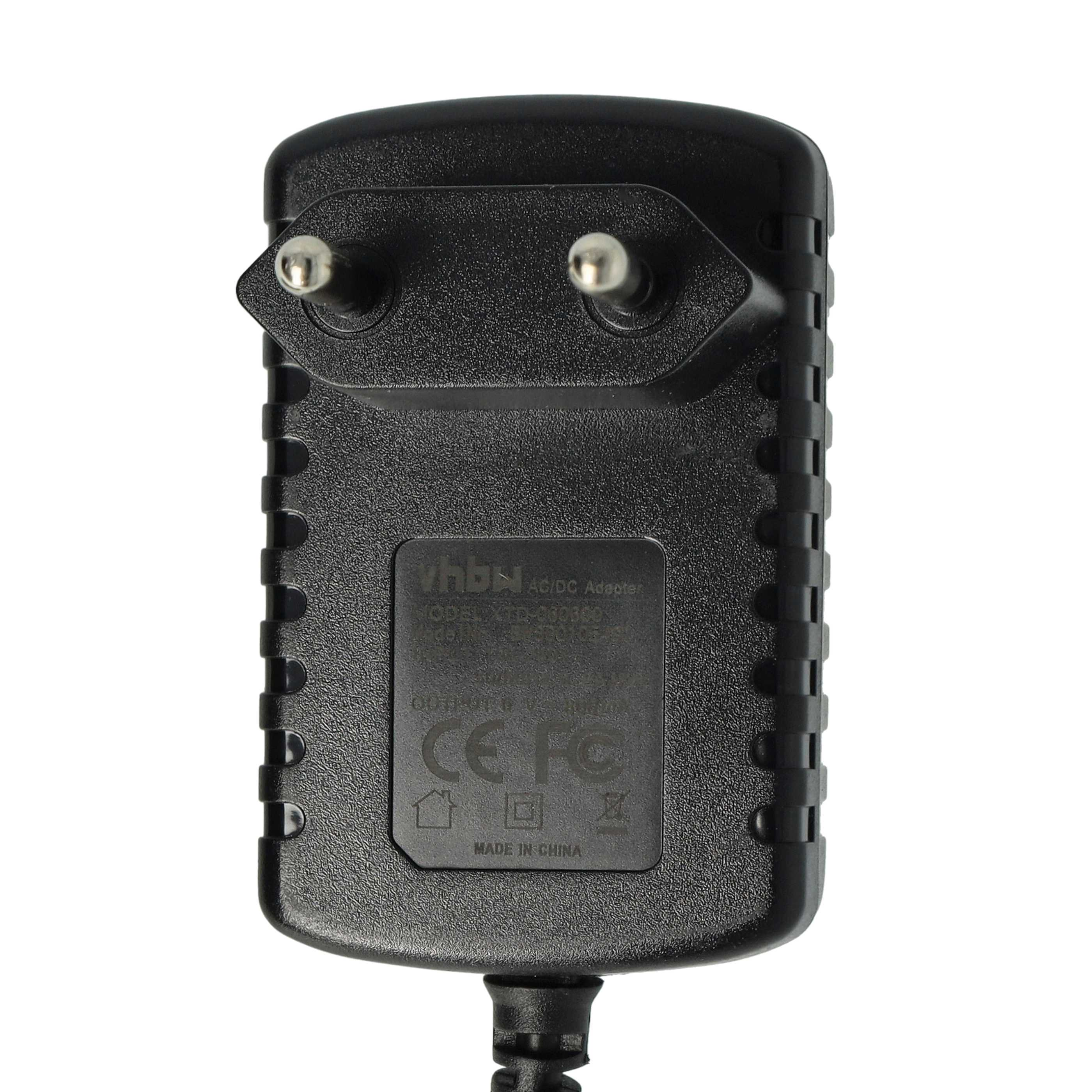 Ein schwarzer AC/DC-Adapter wird gezeigt. Es hat Stifte, ein Etikett und ein Kabel. Der Hintergrund ist weiß.