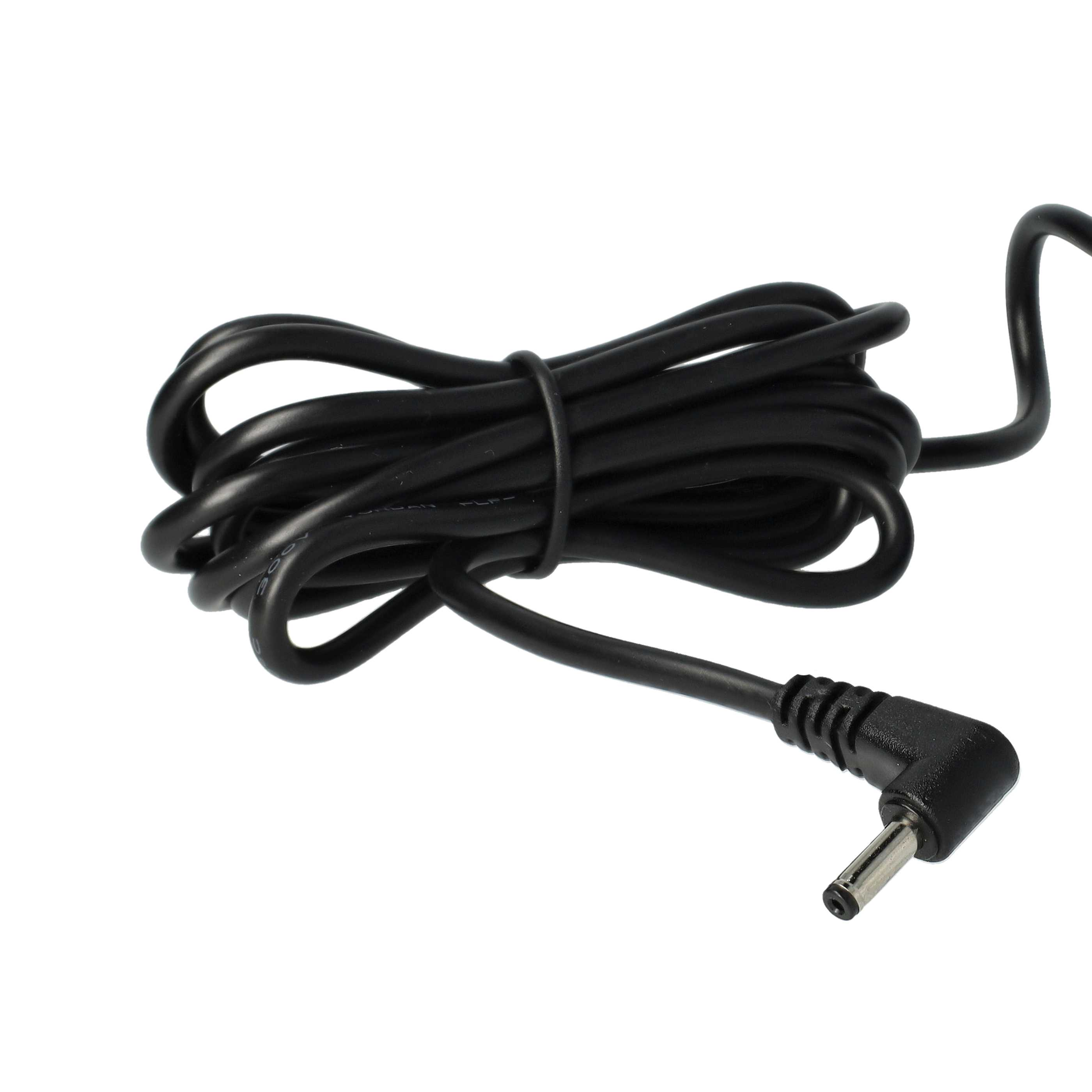Ein schwarzes Netzkabel ist auf weißem Hintergrund aufgerollt. Das Kabel hat einen rechtwinkligen Stecker.