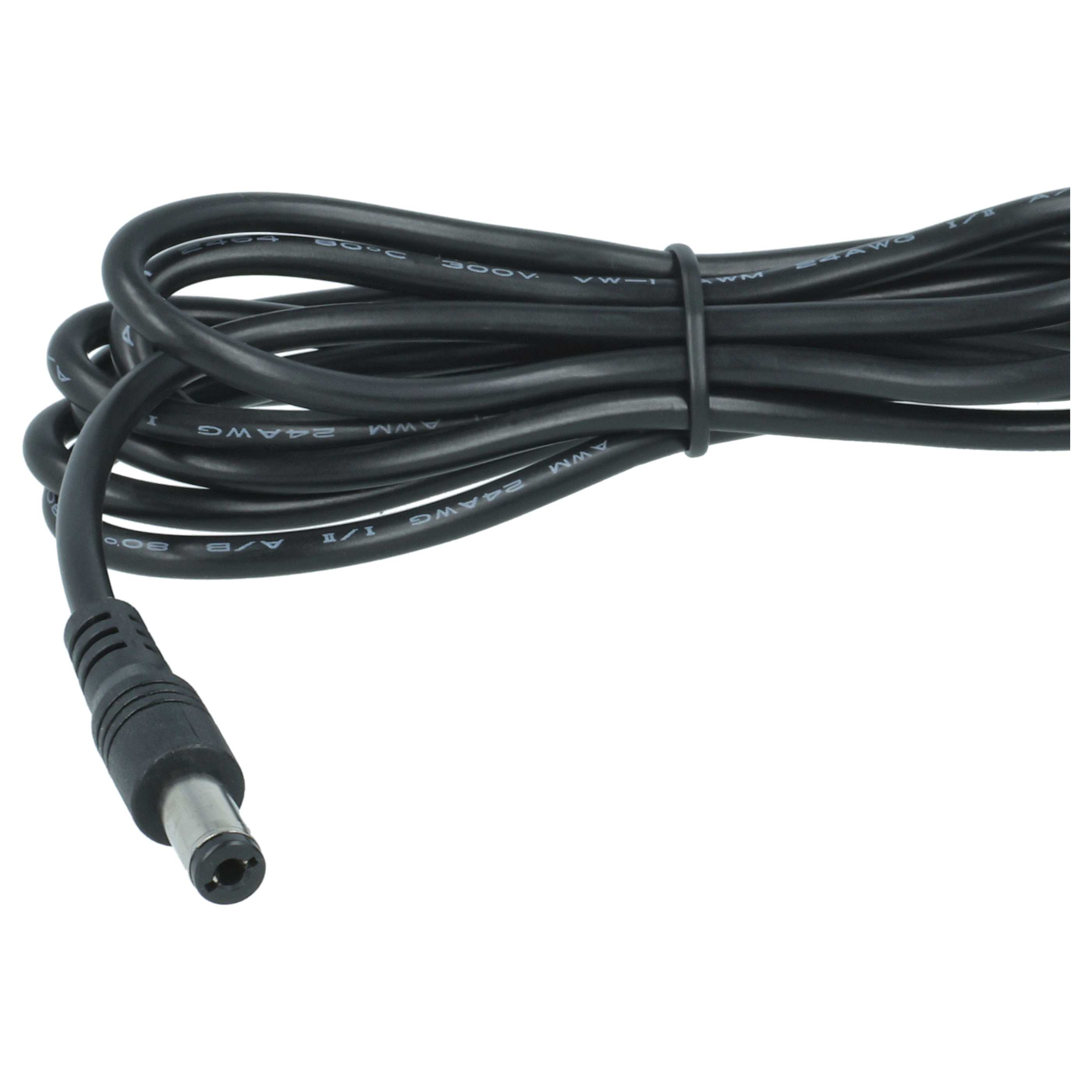 Ein schwarzes Netzkabel mit DC-Stecker, geschlungen und zusammengebunden. Weißer Hintergrund.