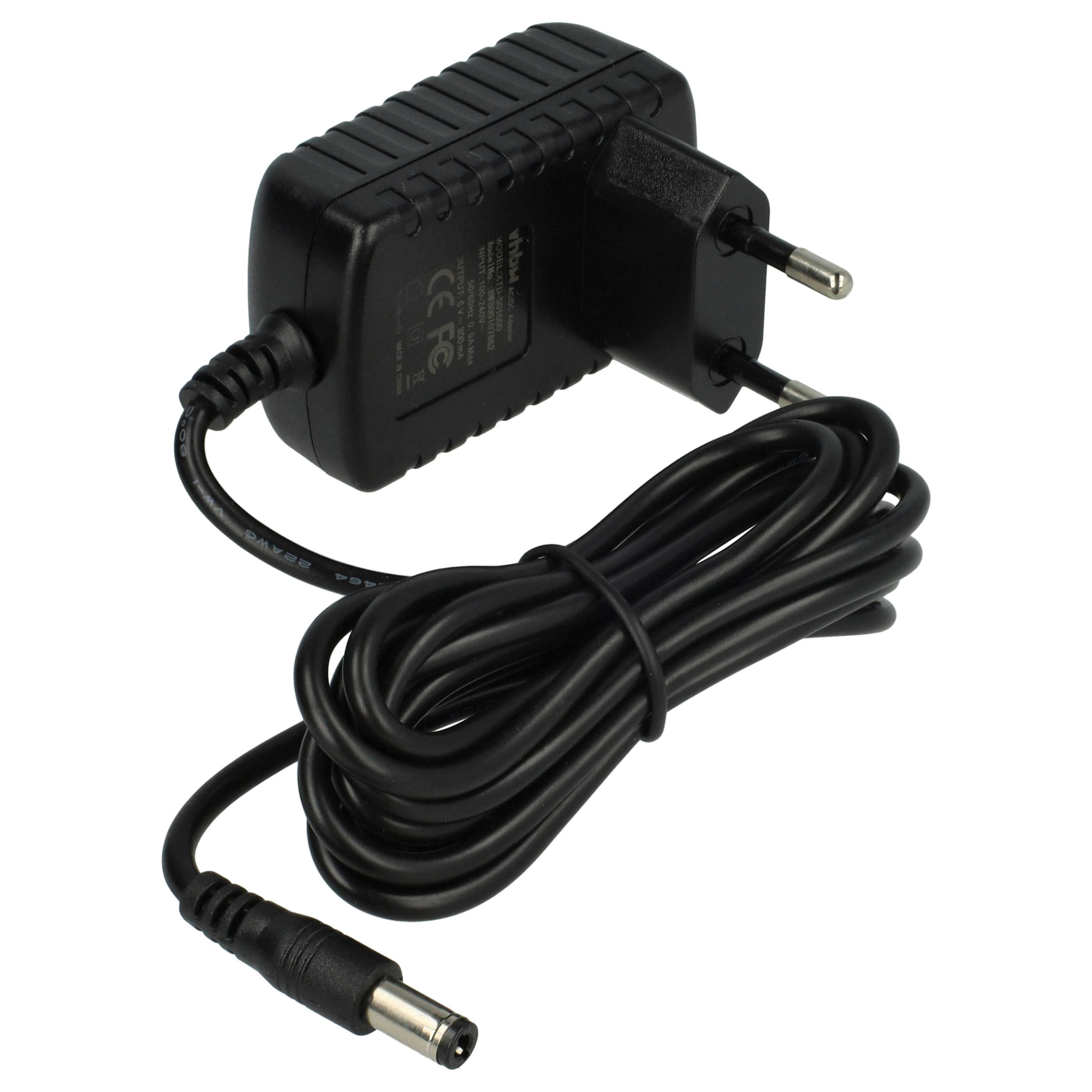 Ein schwarzes Netzteil mit gewickeltem Kabel und Stecker. Der Adapter hat ein Etikett und einen DC-Anschluss.