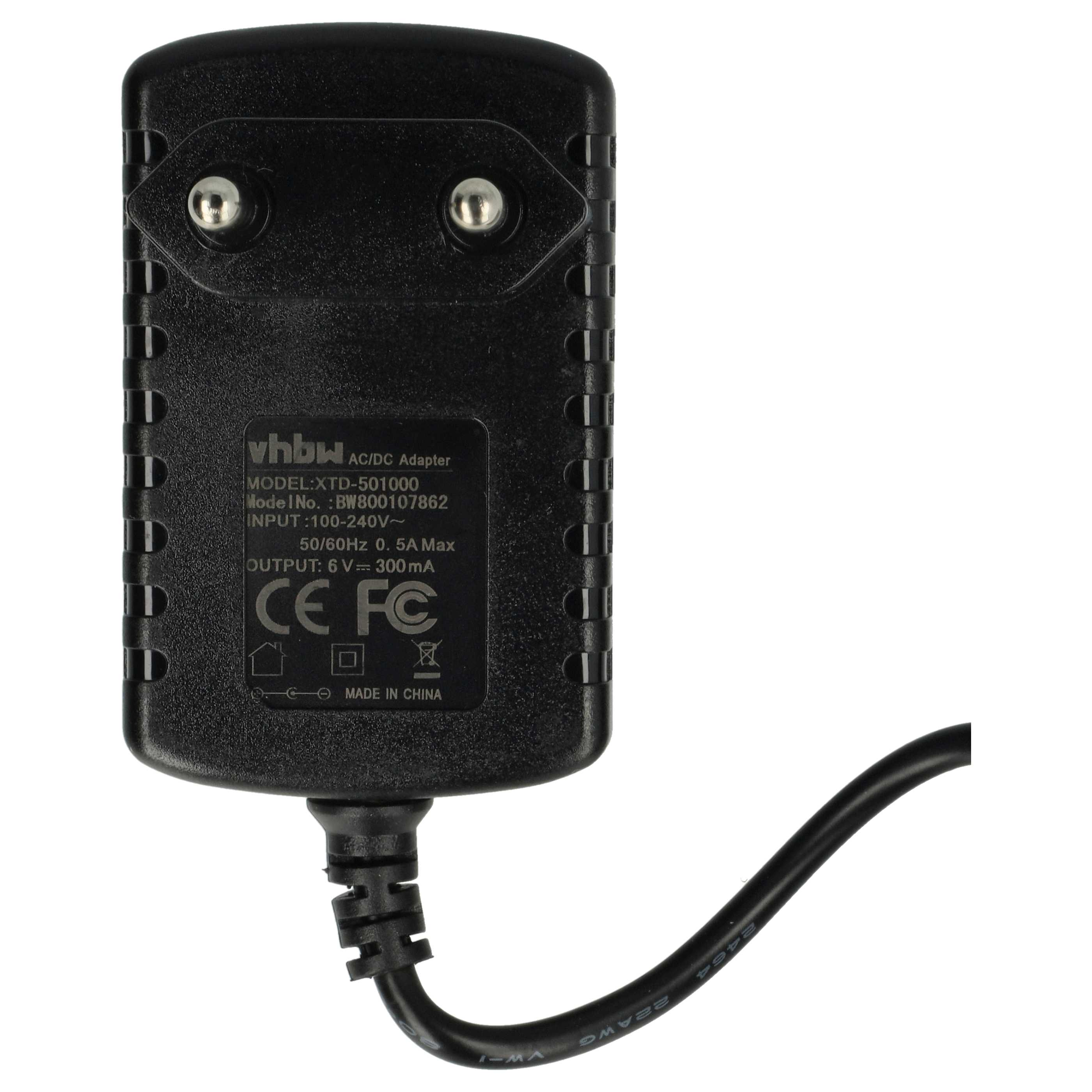 Schwarzes AC/DC-Adapter mit zwei Stiften und einem schwarzen Kabel. Der Text auf dem Adapter enthält Spezifikationen und 'Made in China'.
