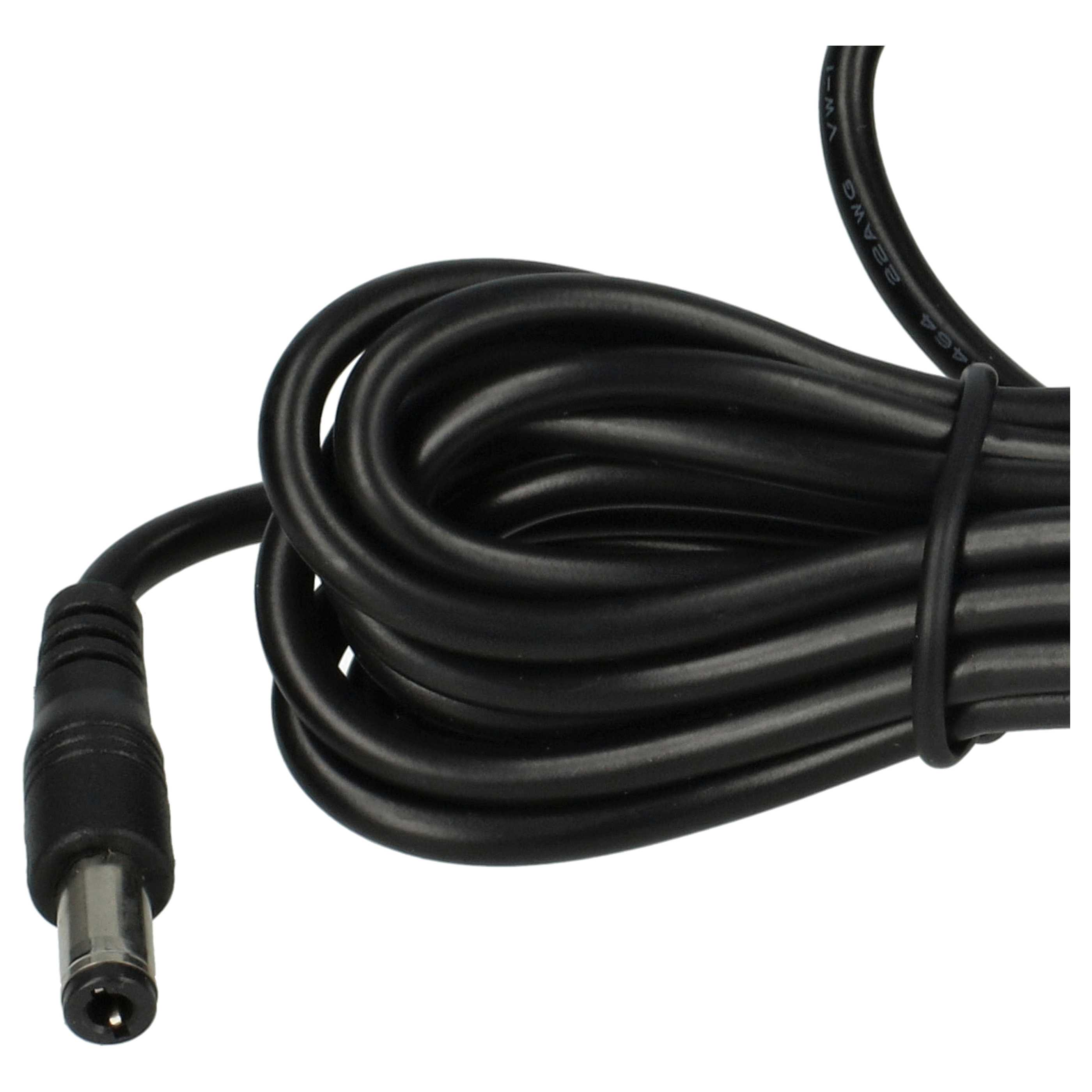 Ein schwarzes Netzkabel mit Stecker ist aufgerollt. Das Kabel hat Text. Der Hintergrund ist weiß.