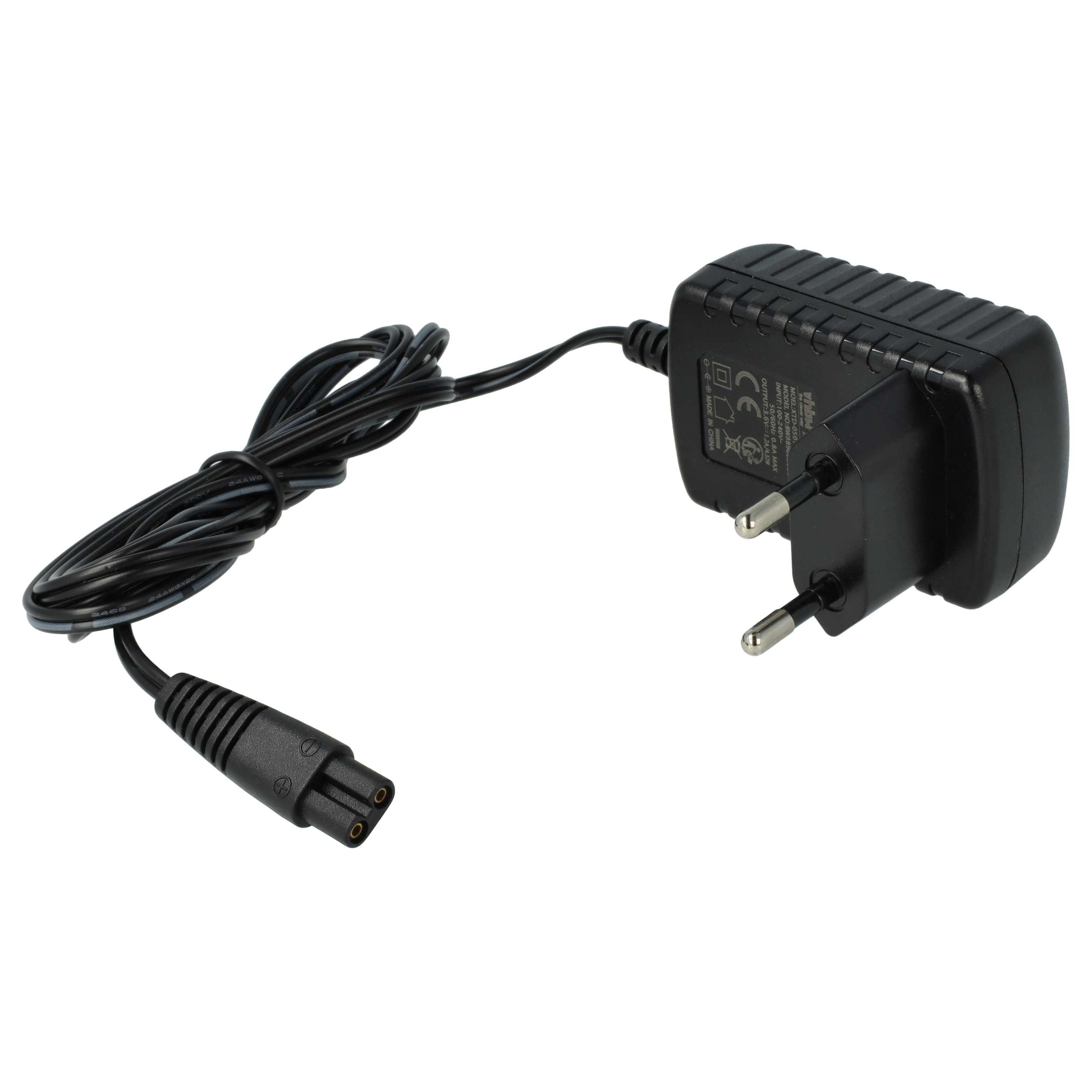 Ein schwarzes Netzteil mit Kabel. Der Adapter hat einen Stecker und einen Anschluss. Weißer Hintergrund.