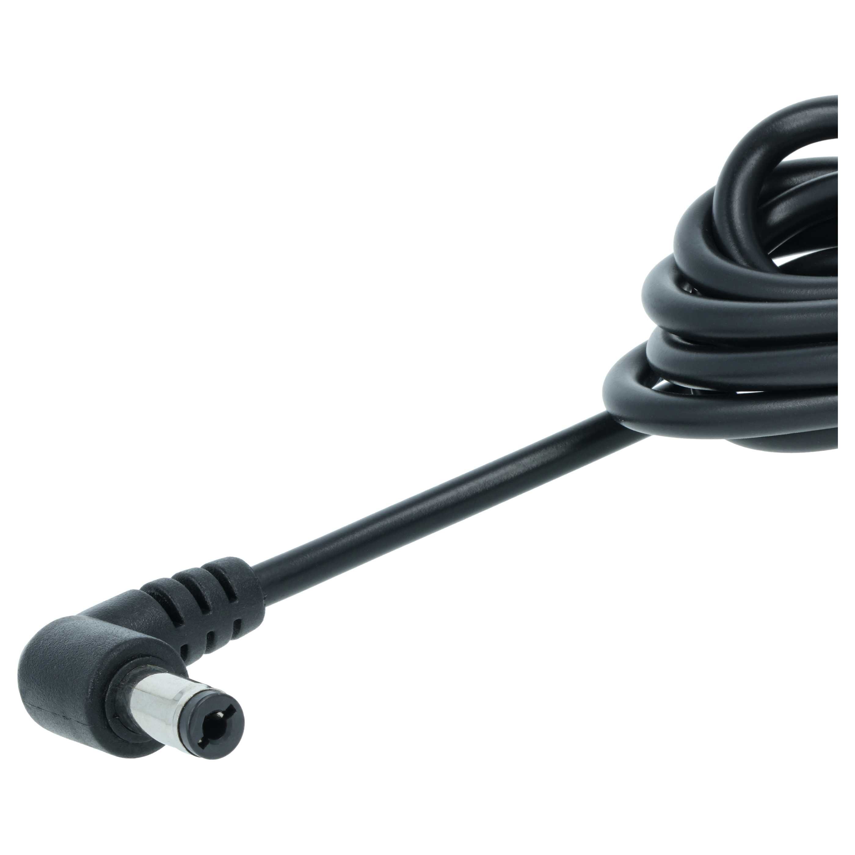 Ein schwarzes Stromkabel mit einem 90-Grad-Stecker ist aufgerollt. Weißer Hintergrund.