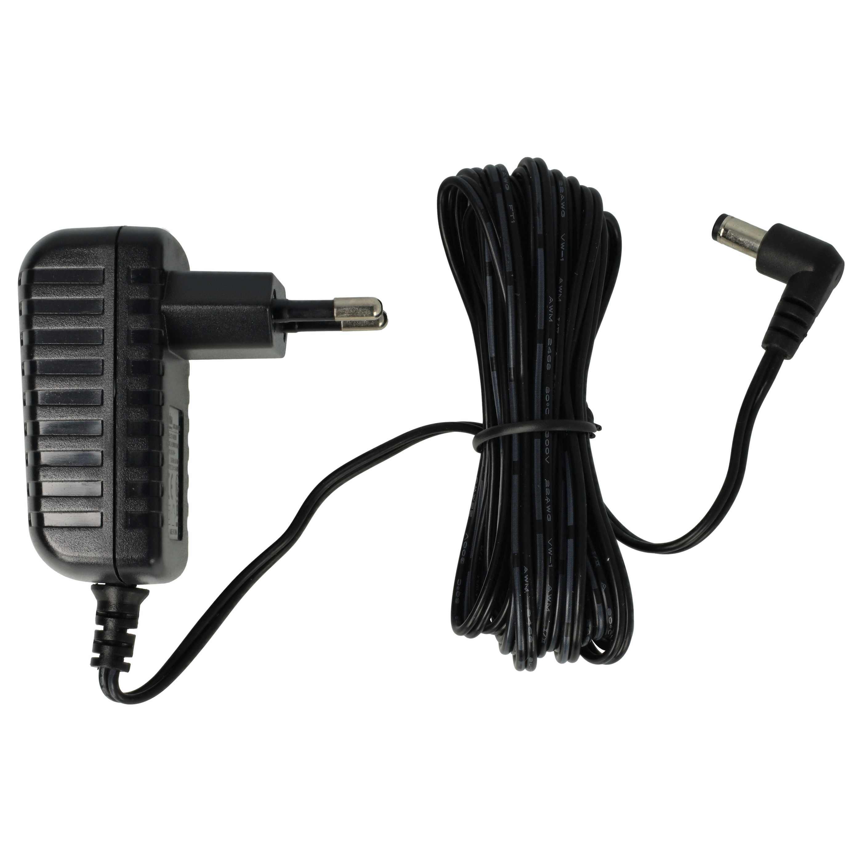Schwarzes Netzteil mit Stecker und Kabel. Das Kabel ist aufgerollt. Der Stecker ist abgewinkelt. Alles auf weißem Hintergrund.