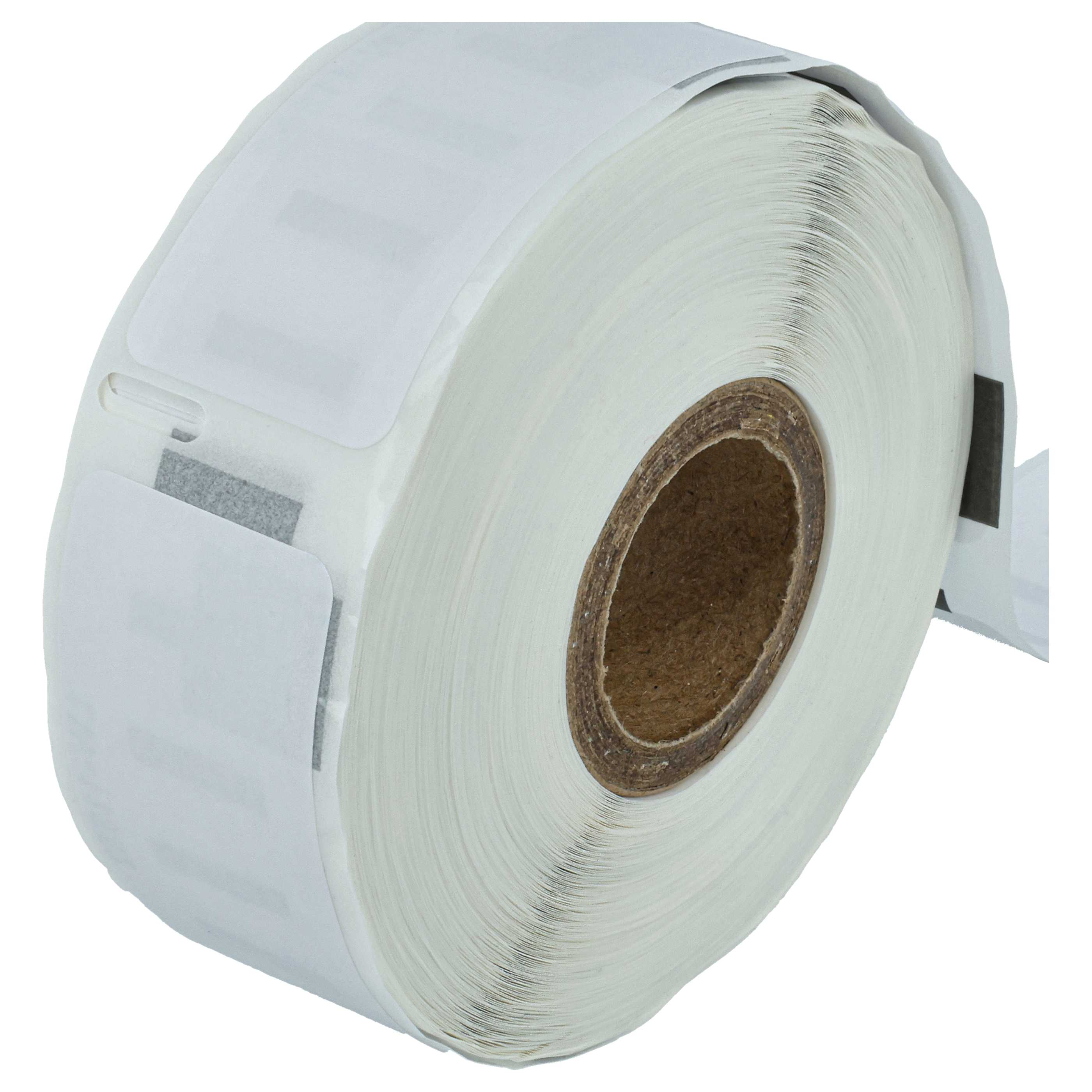 Eine Rolle weißer Klebeetiketten mit braunem Pappkern. Die Etiketten haben rechteckige Formen und befinden sich auf weißem Hintergrund.