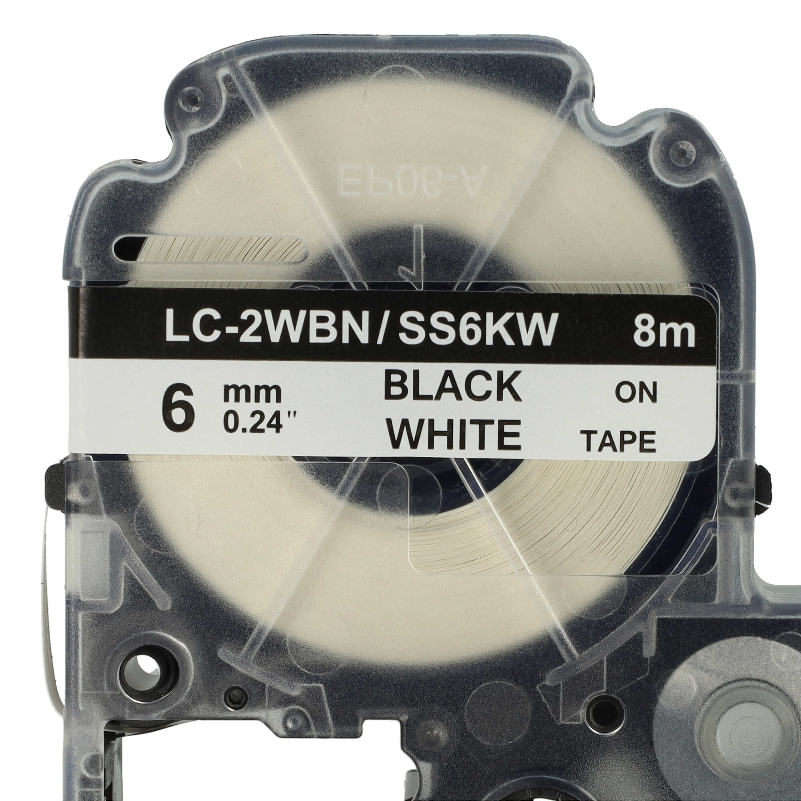 Eine Etikettierbandkassette wird gezeigt. Das Etikett lautet 'LC-2WBN/SS6KW, 6mm, Schwarz auf Weiß Tape, 8m'.