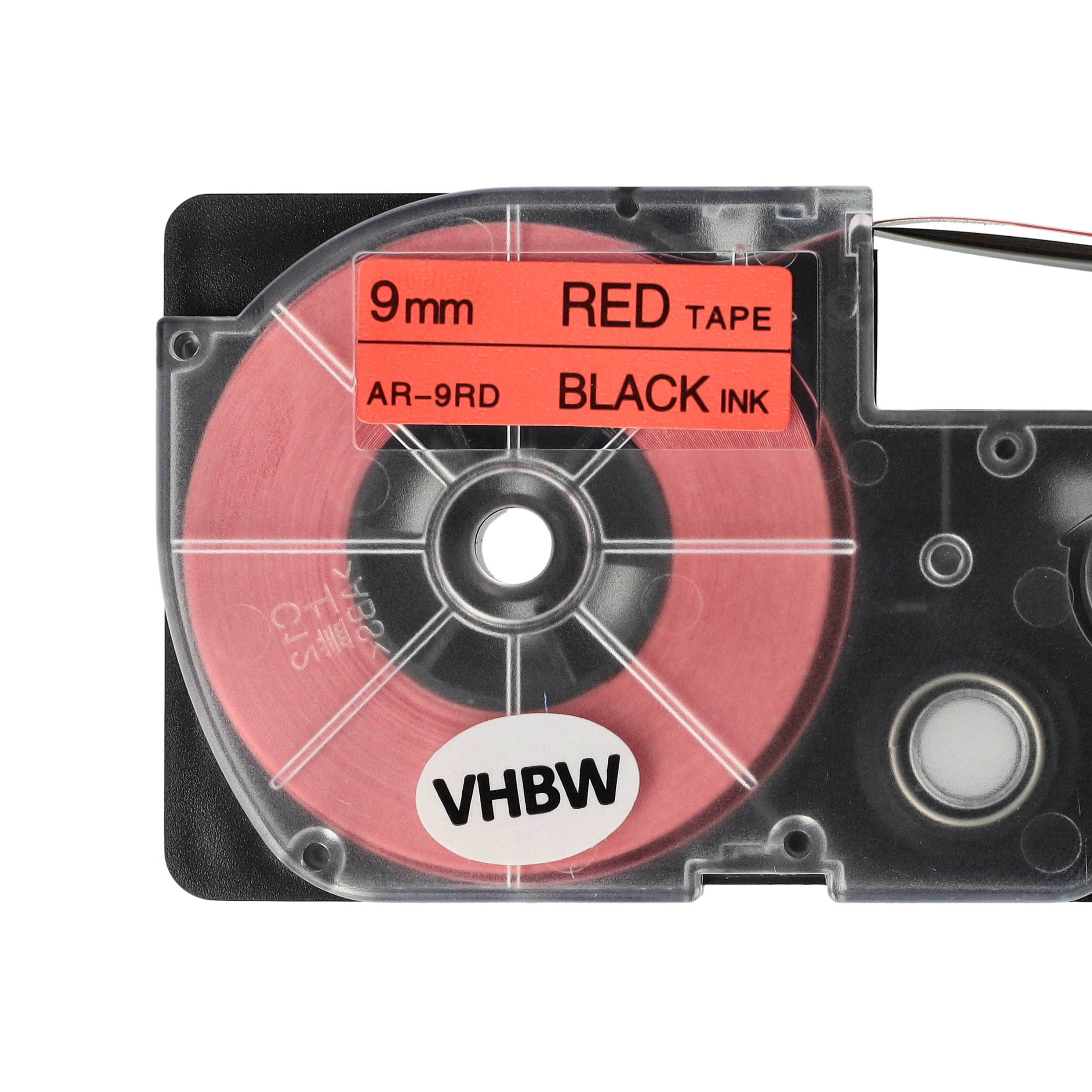 Eine Etikettentape-Kartusche. Sie enthält rotes Band mit der Aufschrift '9mm RED TAPE BLACK INK'. Ein 'VHBW'-Aufkleber ist sichtbar.