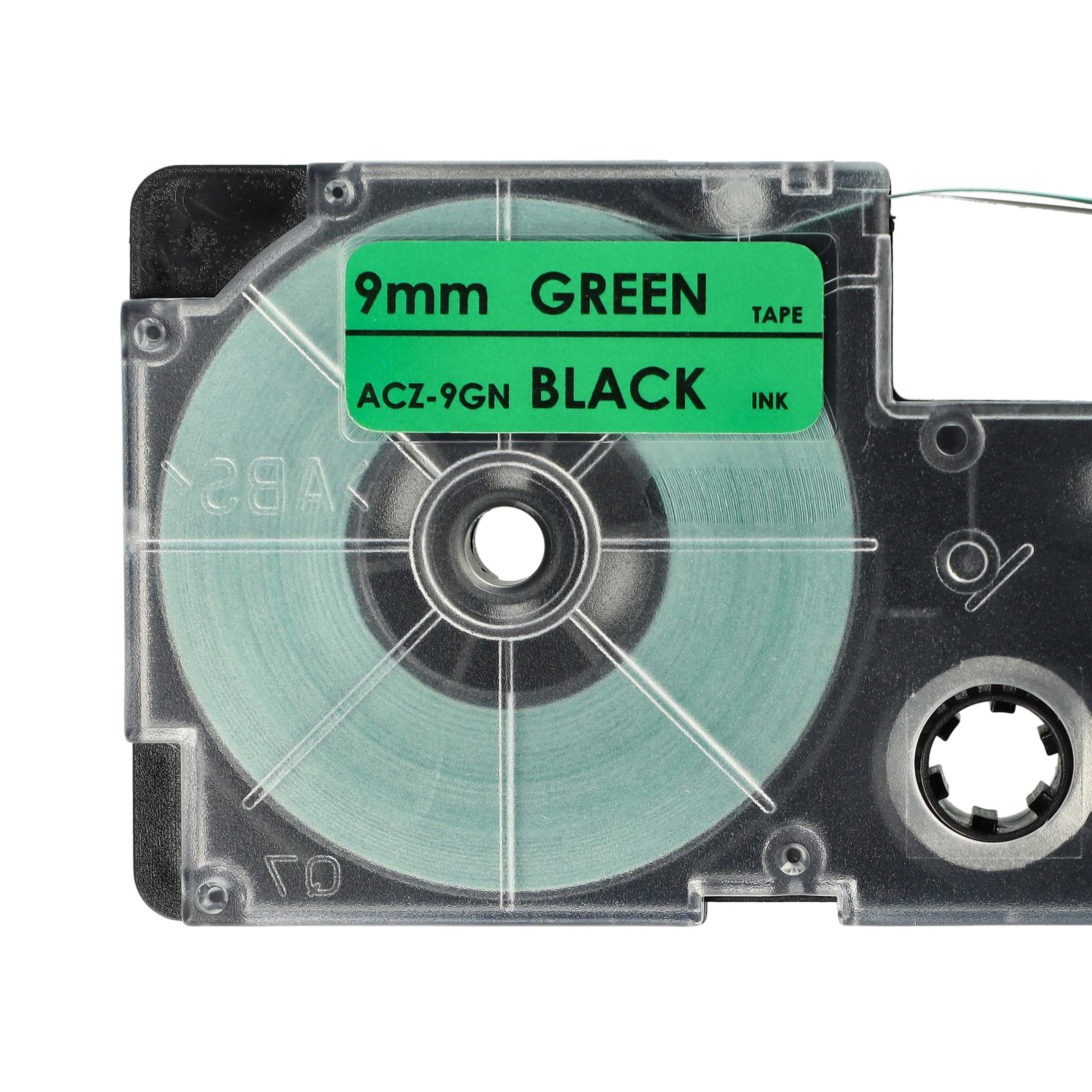 Eine Etikettendruckerpatrone mit grünem Band. Es hat ein grünes Etikett mit schwarzem Text: 9mm GREEN TAPE, ACZ-9GN BLACK INK.