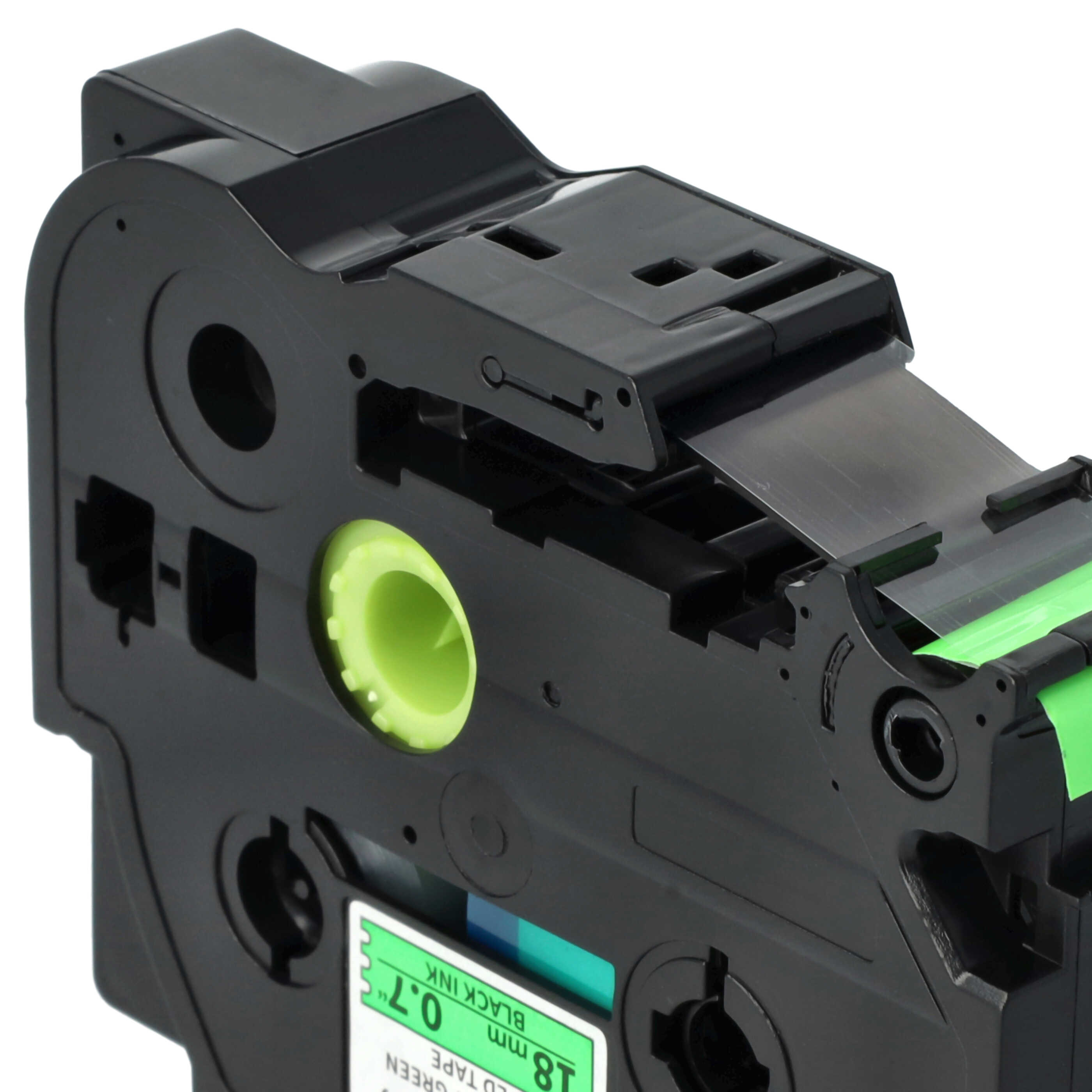 Ein schwarzes und grünes Etikettiergerät. Das grüne Band ist sichtbar, und auf dem Etikett steht „18 mm LED TAPE GREEN 0,7" BLACK INK“.