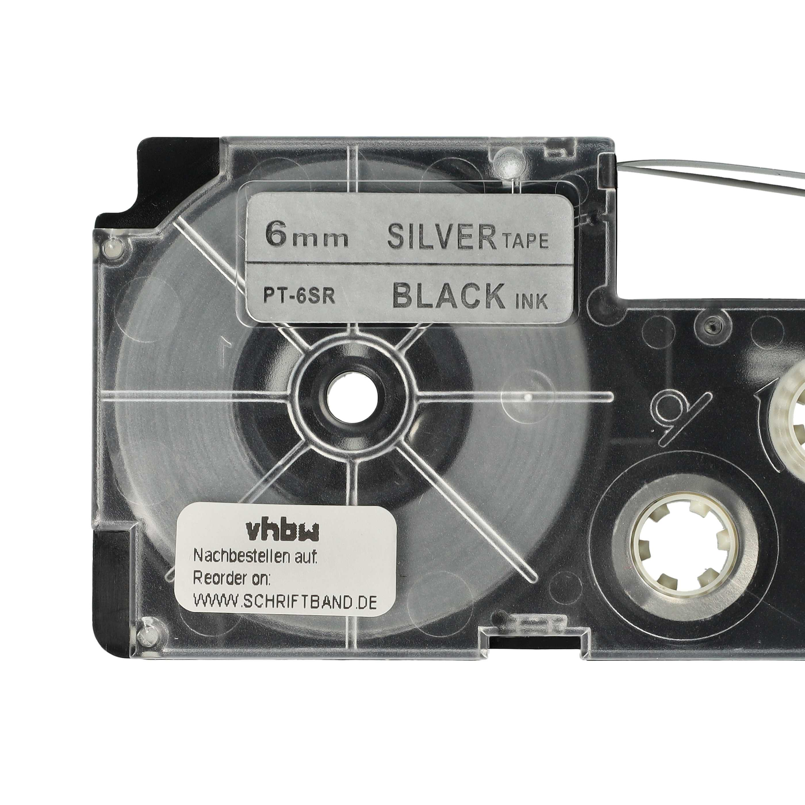 Eine Etikettendrucker-Bandkassette. Sie hat silbernes Band und schwarze Tinte. Das Etikett zeigt den Text '6mm SILVER TAPE'.