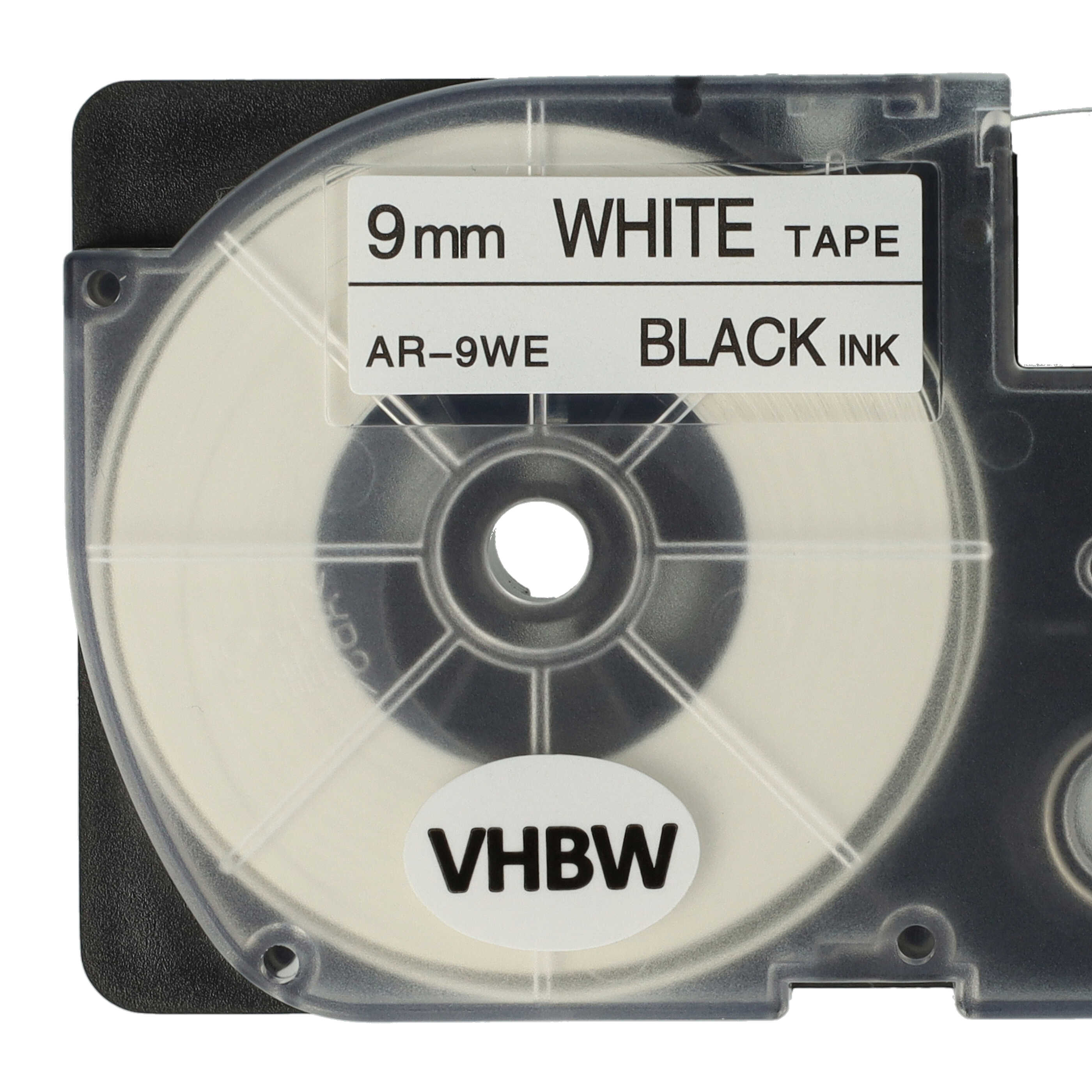 Eine Etikettenbandkassette mit weißem Band und schwarzer Tinte. Der Text auf dem Etikett lautet '9mm WHITE TAPE BLACK INK' und 'VHBW'.