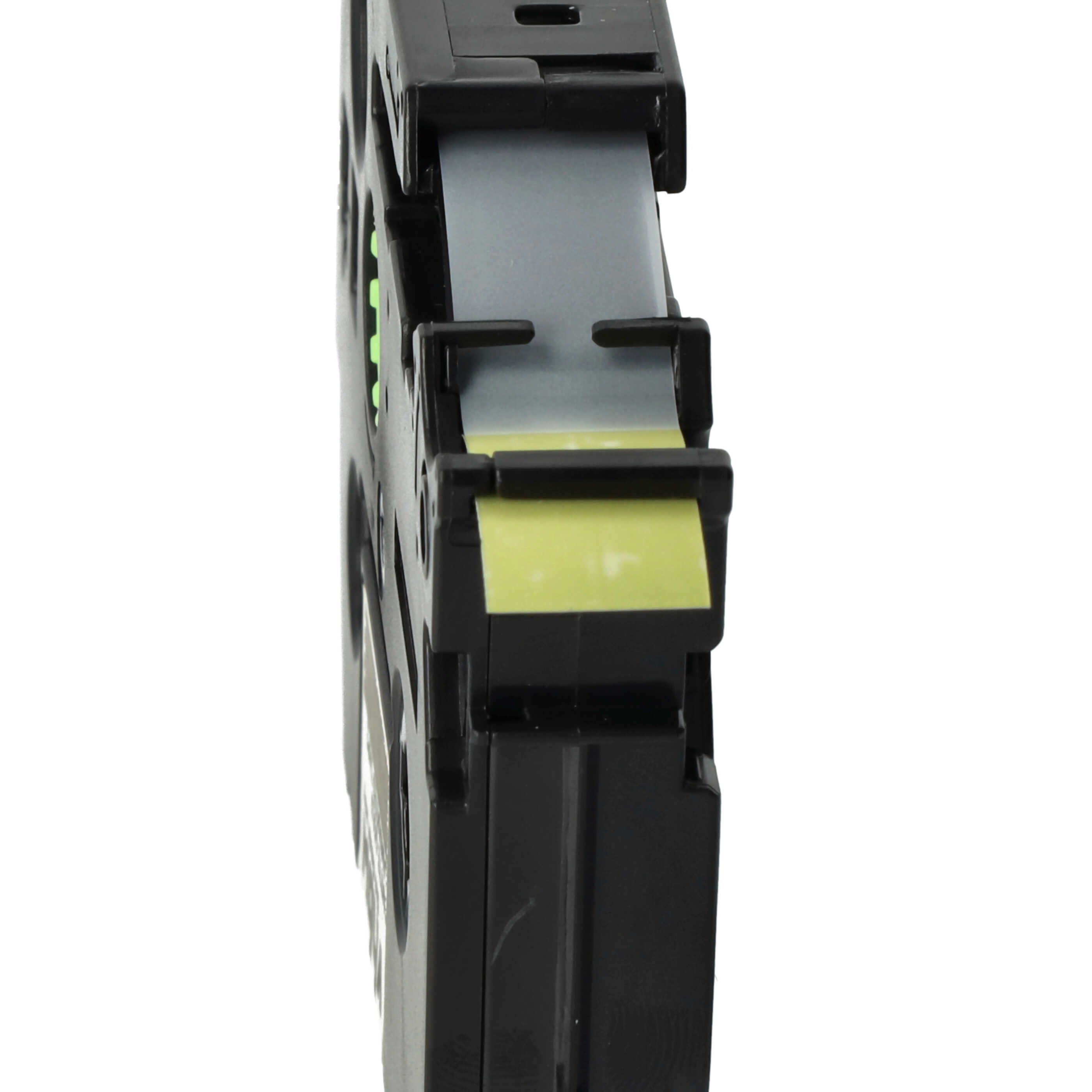 Nahaufnahme einer schwarzen Etikettiergerät-Bandkassette. Graues Band ist sichtbar. Gelber Etikettenteil ist ebenfalls sichtbar.