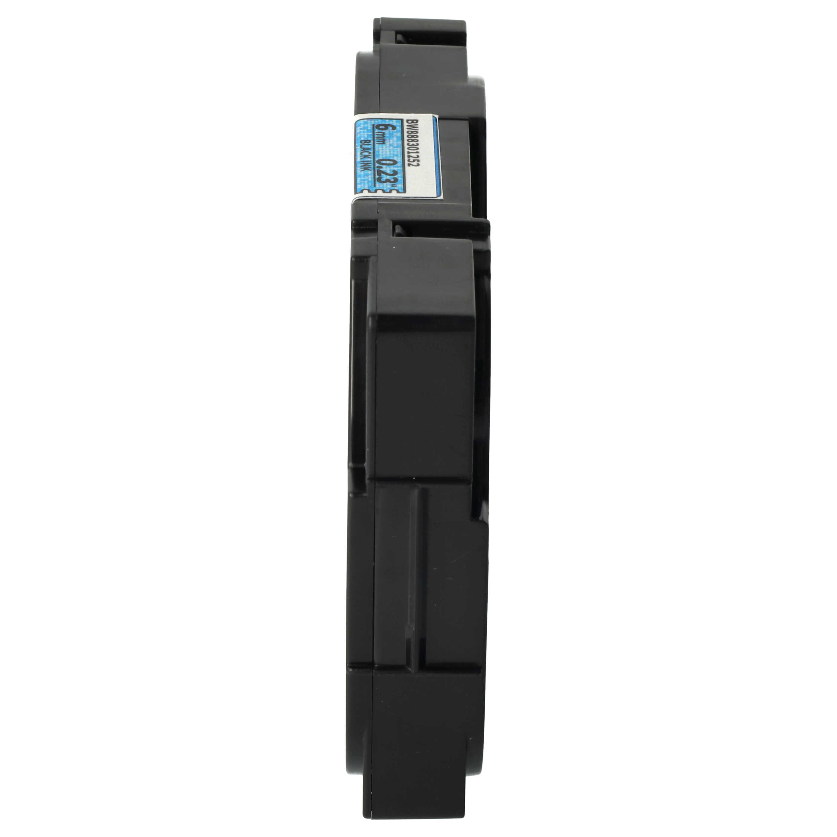 Ein schwarzes, rechteckiges Druckerteil mit einem Aufkleber, der '6mm 0,23 BLACK INK' vor weißem Hintergrund zeigt.