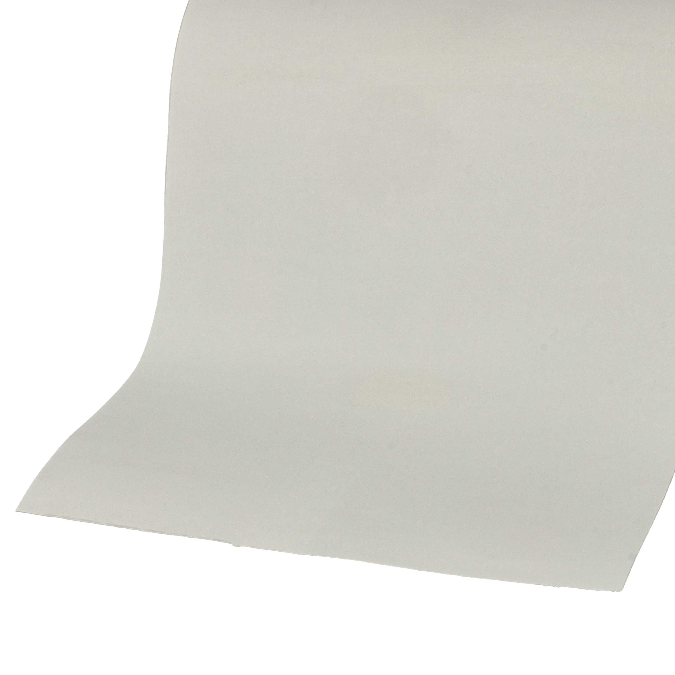Ein gebogenes Blatt hellgraues Papier vor weißem Hintergrund. Die Kanten sind leicht rau.