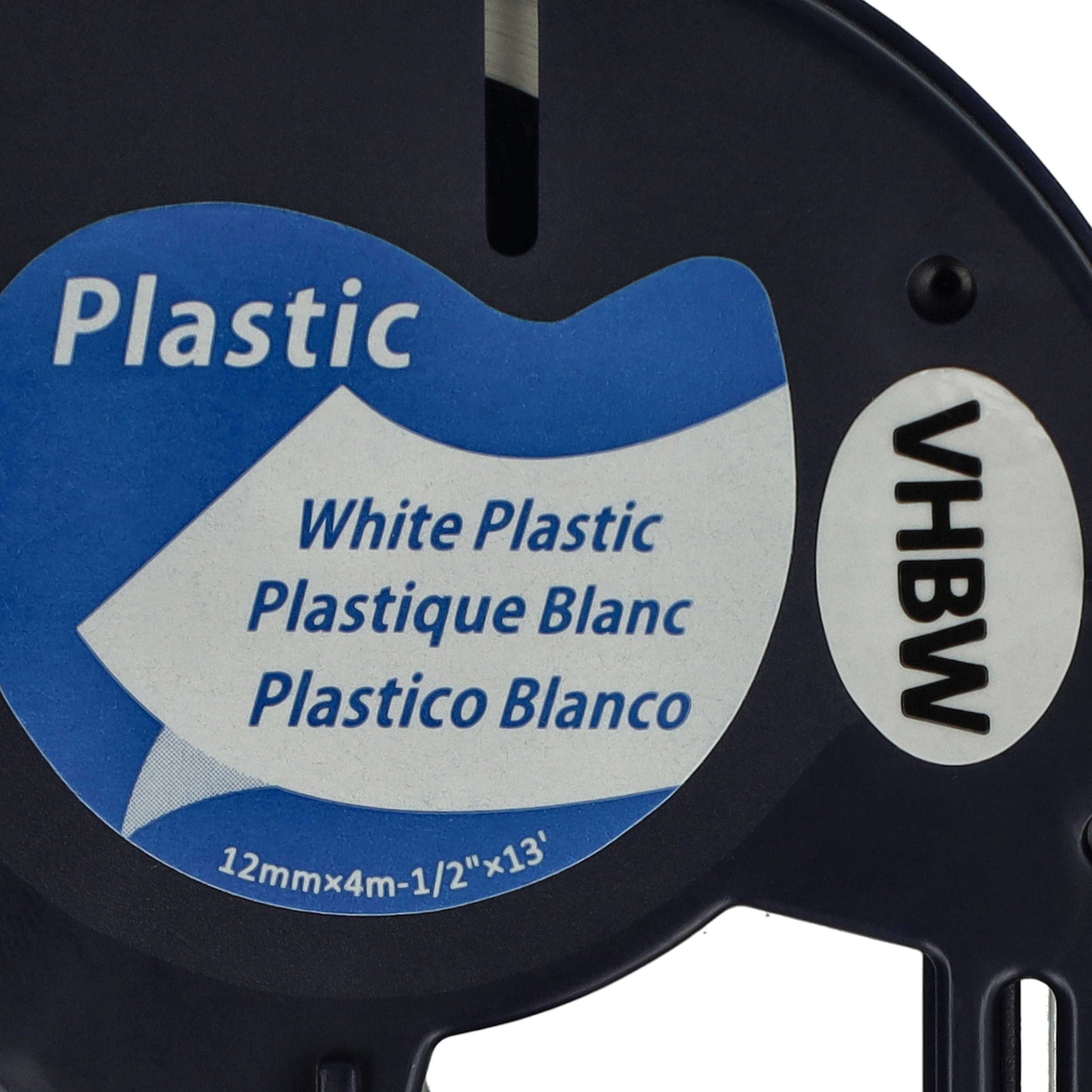 Nahaufnahme einer Etikettierbandkassette. Sie hat ein blaues und weißes Etikett mit Text in mehreren Sprachen. Die Kassette ist schwarz.