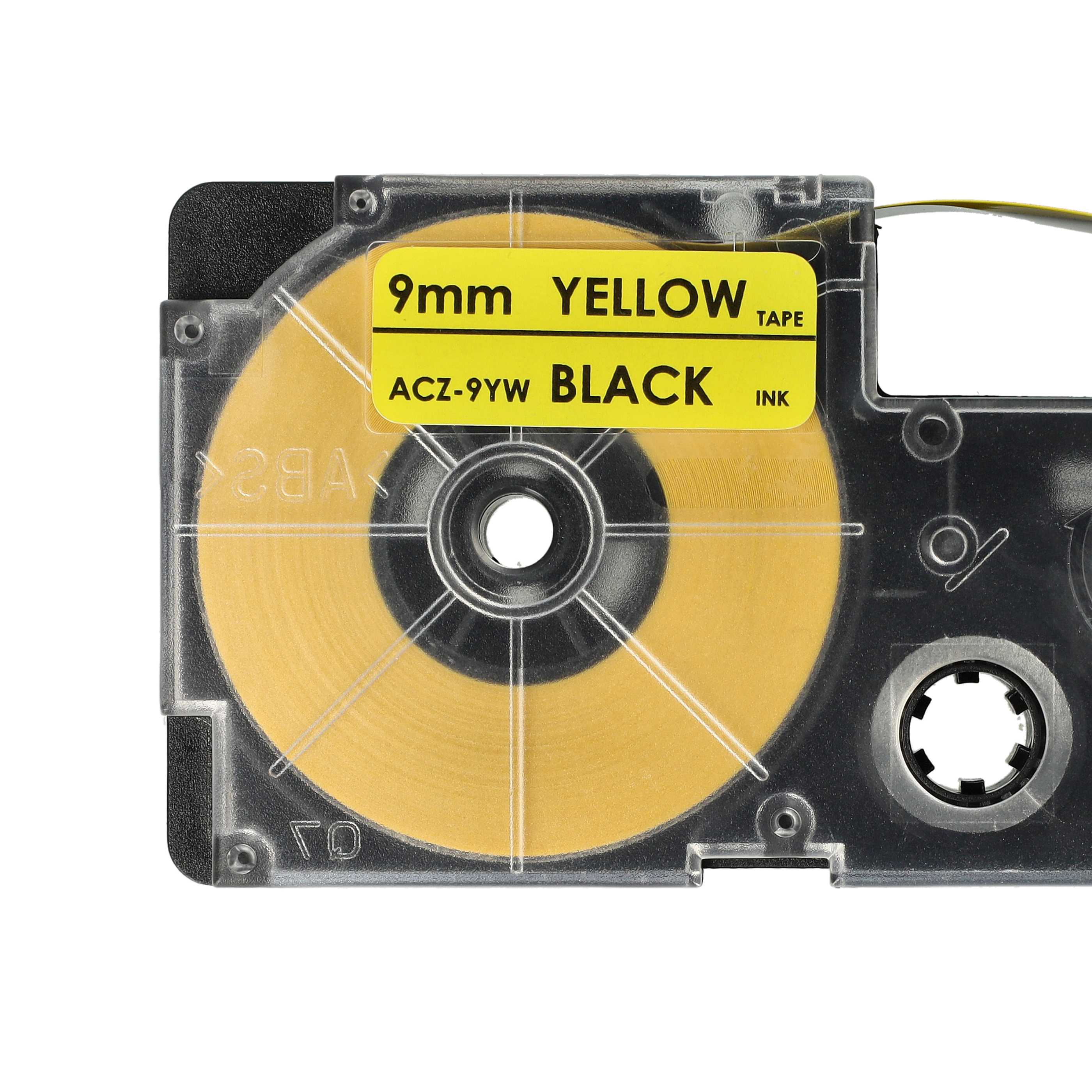Eine gelbe Bandkassette mit schwarzem Text. Es steht "9mm YELLOW TAPE BLACK INK". Das Band ist in einem transparenten Kunststoffgehäuse aufgewickelt.