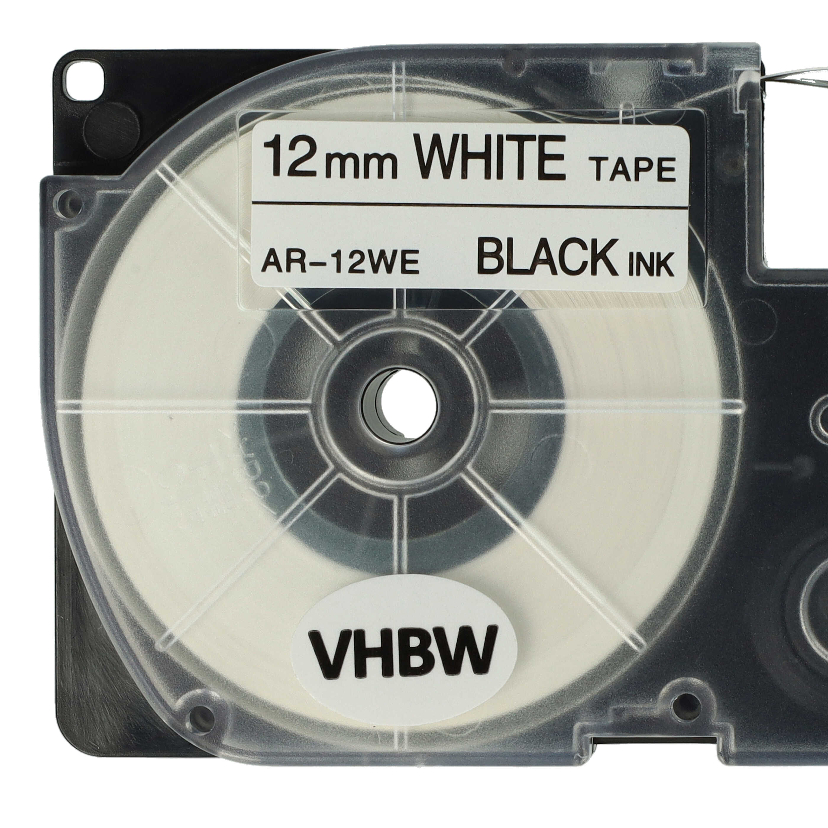 Eine Etikettentape-Kartusche. Sie hat weißes Band mit schwarzer Tinte. Das Etikett lautet '12mm WHITE TAPE BLACK INK'.