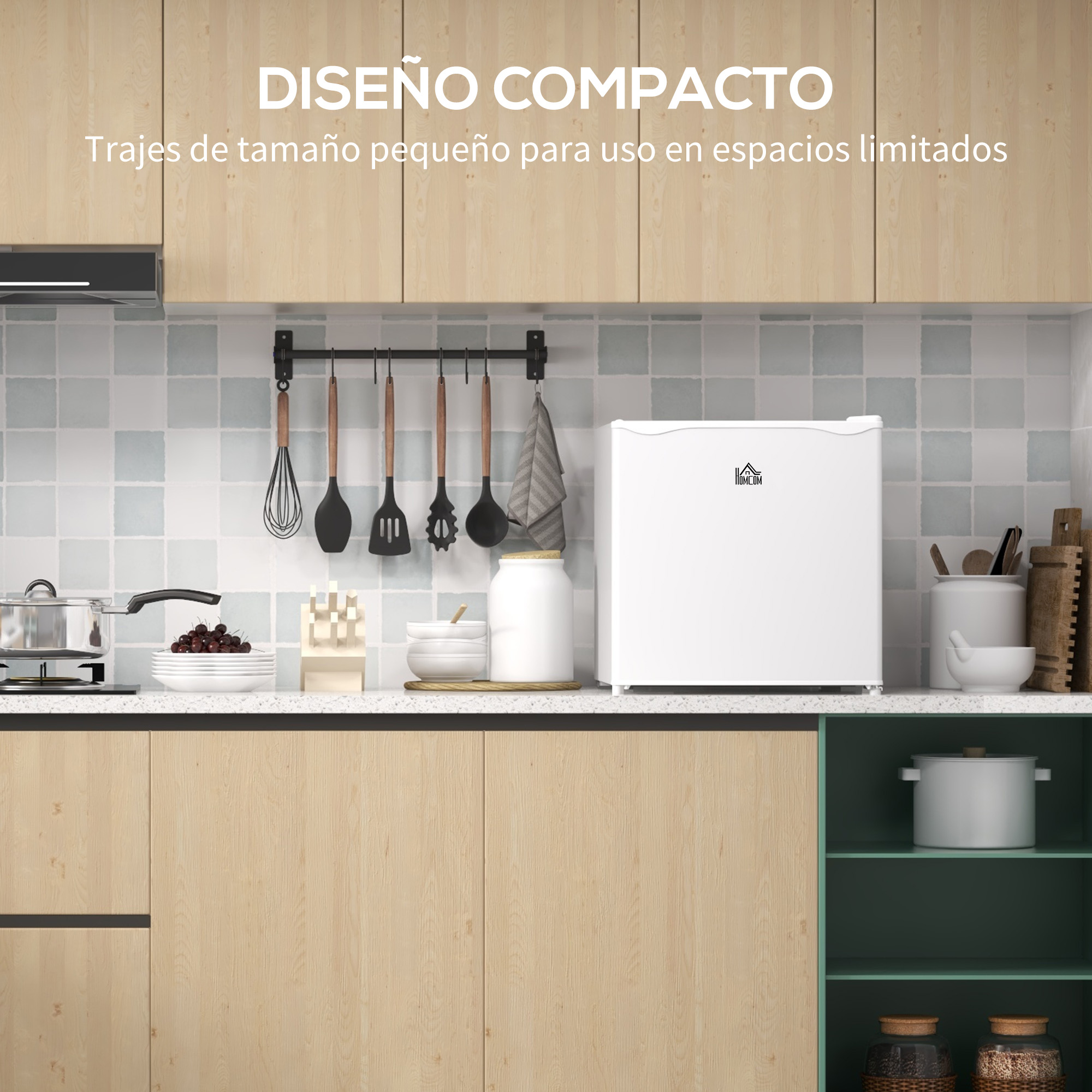Una escena de cocina con una mini-nevera blanca, varios utensilios y armarios de madera. Se ven una olla y cuencos.