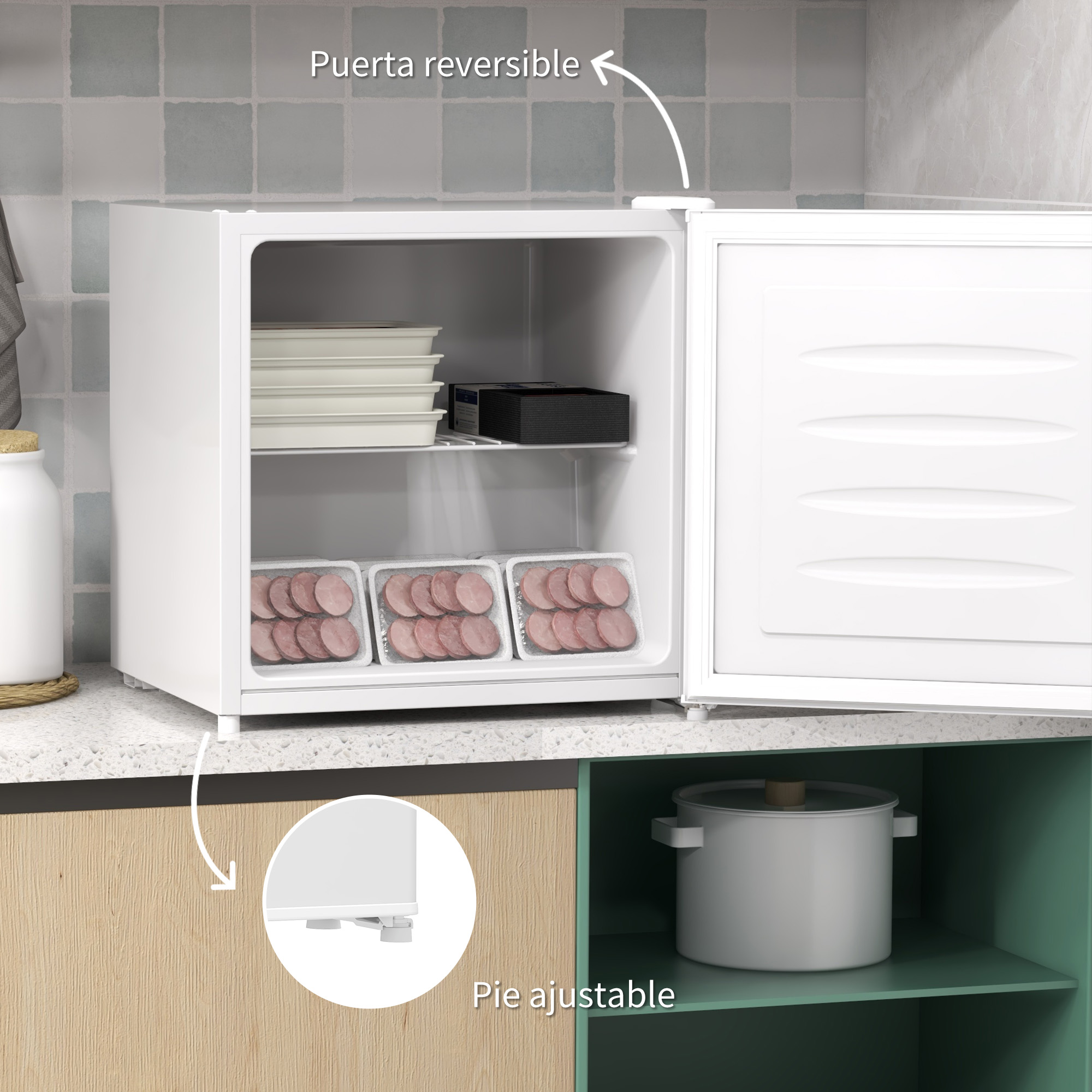 Un mini refrigerador blanco, abierto, con comida dentro. Pies ajustables y puerta reversible. Ambiente de cocina.