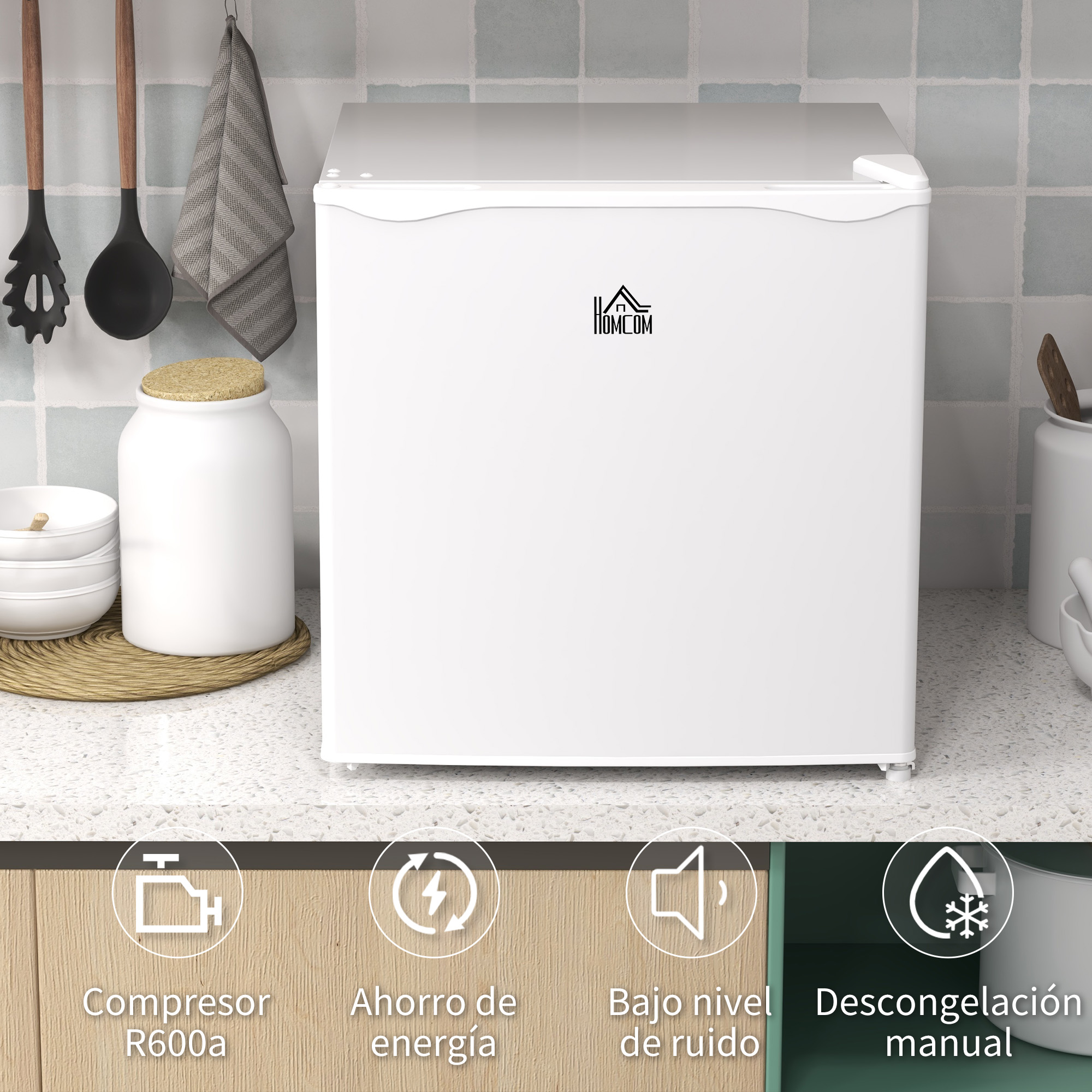 Un mini-refrigerador blanco sobre una encimera. Utensilios de cocina cuelgan arriba. Iconos abajo describen funciones.