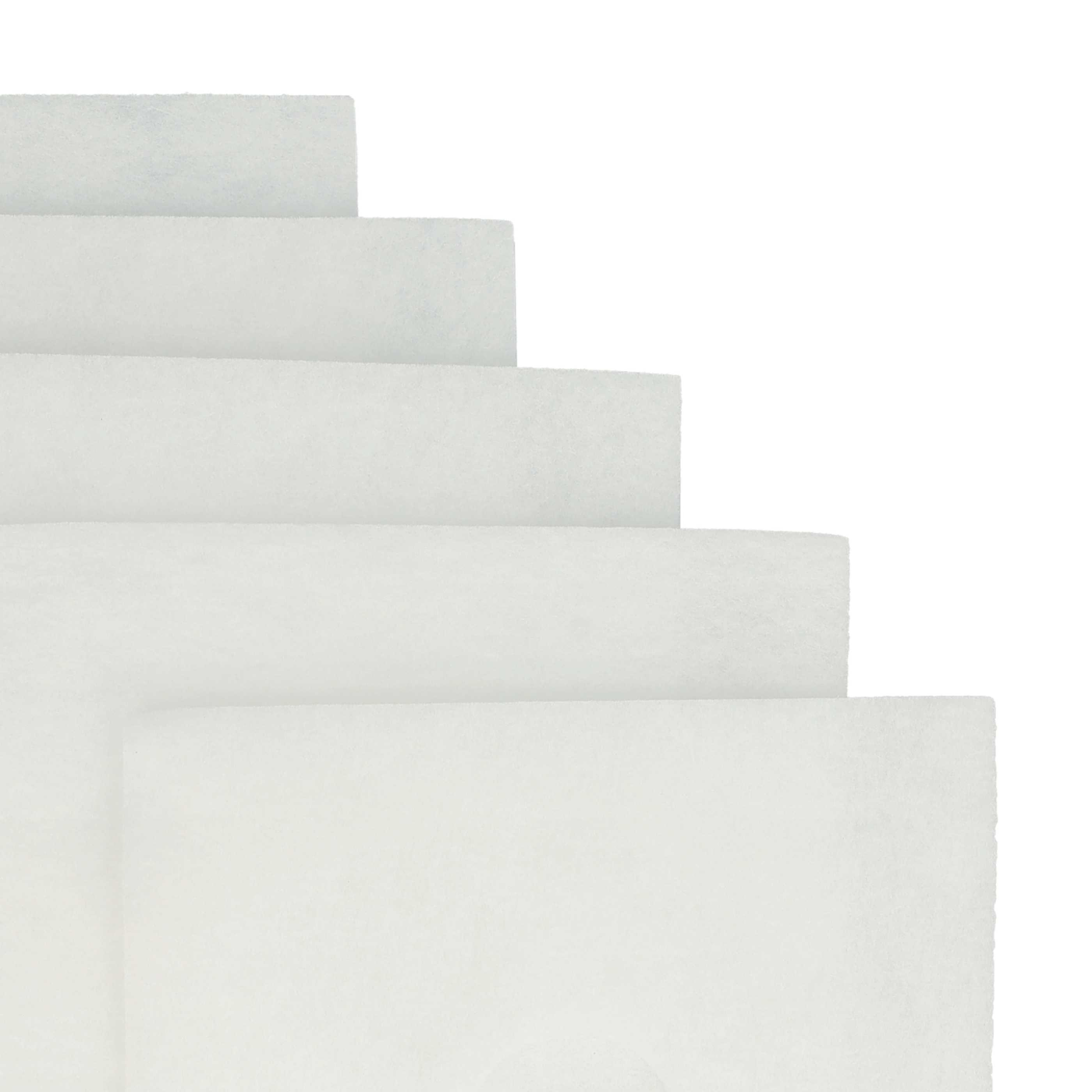 Mehrere geschichtete, cremeweiße Papierbögen steigen von unten links auf, vor weißem Hintergrund.