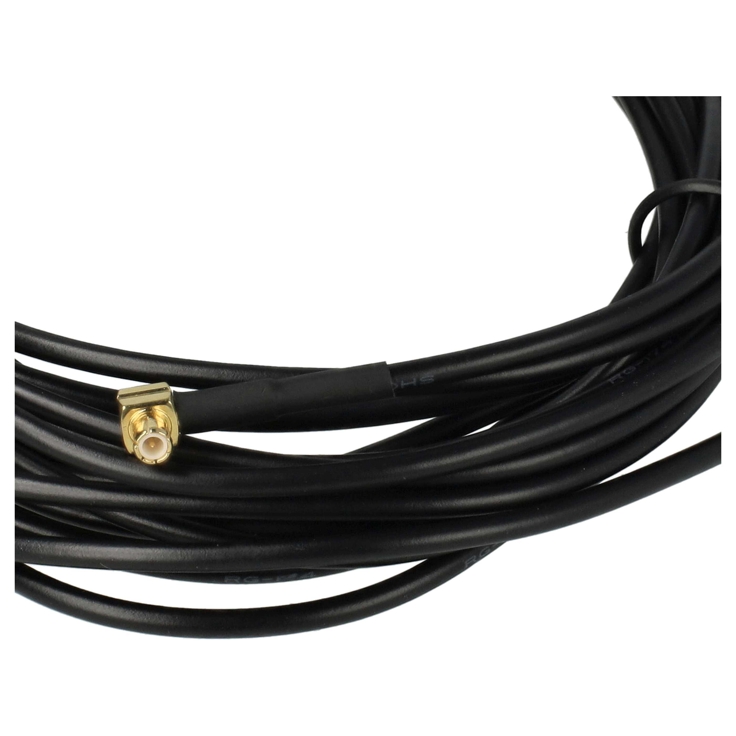 Schwarzes Koaxialkabel mit vergoldetem Stecker, gewickelt vor weißem Hintergrund. Das Kabel ist dick und glänzend.