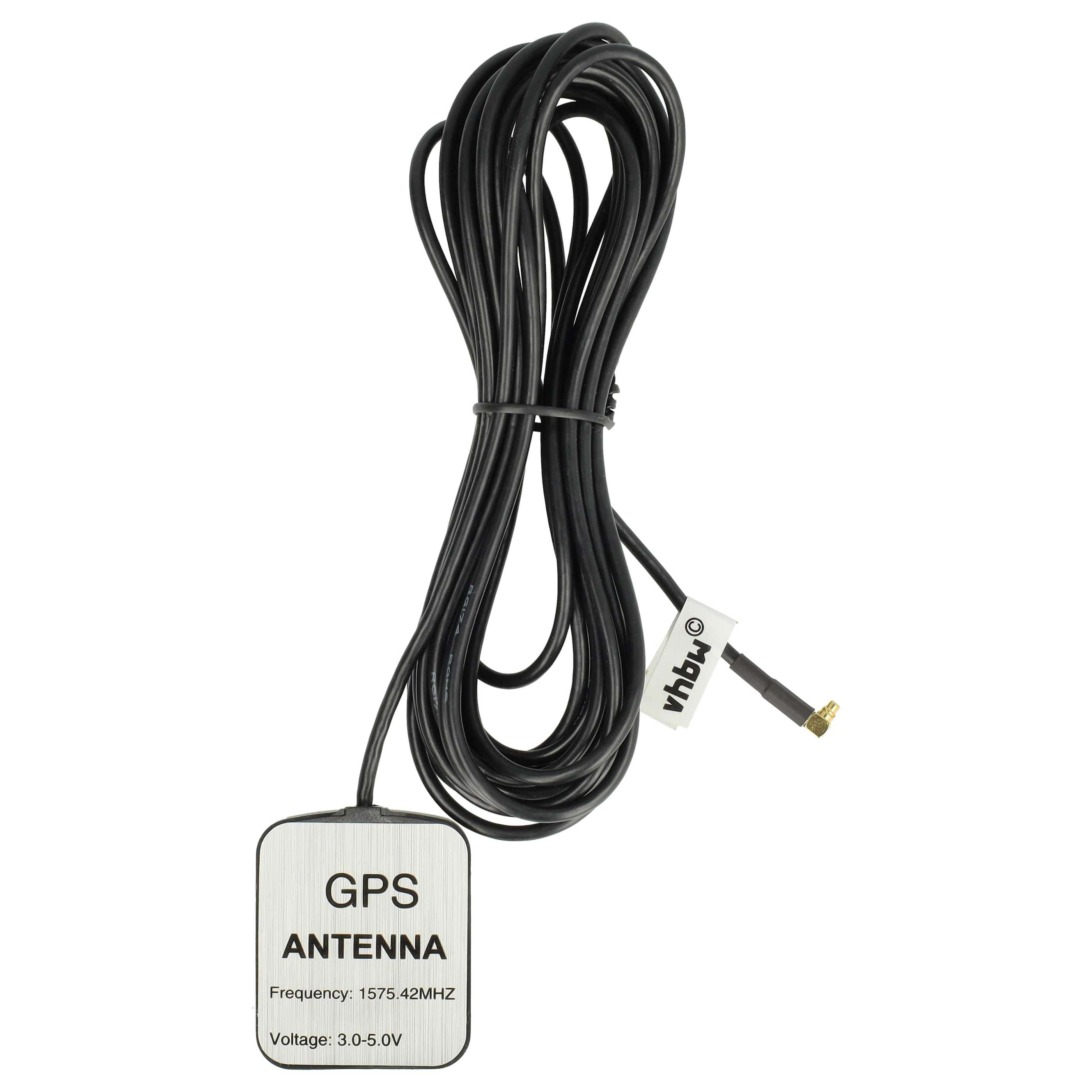 Eine GPS-Antenne mit schwarzem Kabel vor weißem Hintergrund. Ein silbernes Etikett mit Text: GPS ANTENNA, Frequenz, Spannung.