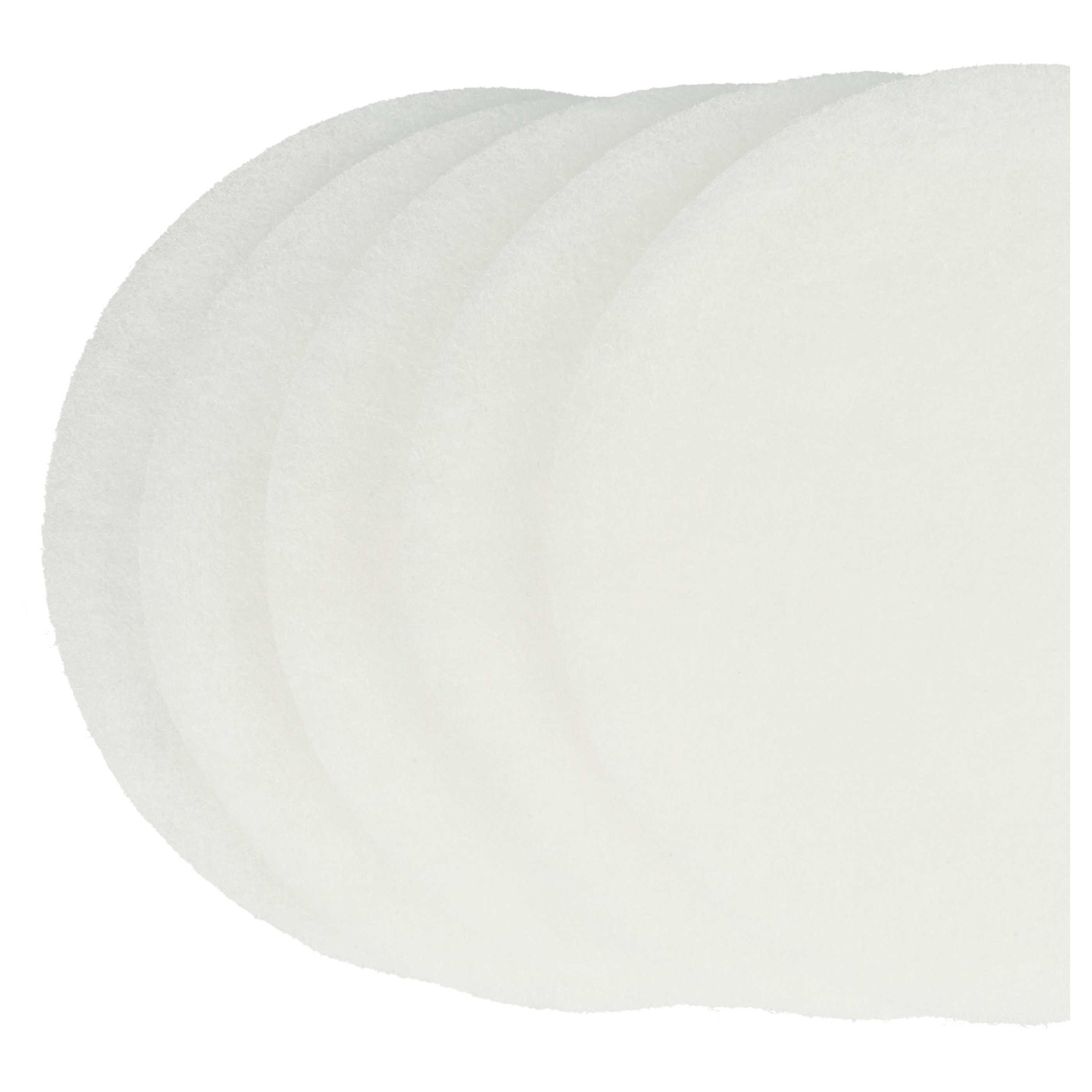 Mehrere weiße, kreisförmige, strukturierte Pads sind aufeinander gestapelt. Die Pads sind halbkreisförmig vor einem weißen Hintergrund angeordnet.