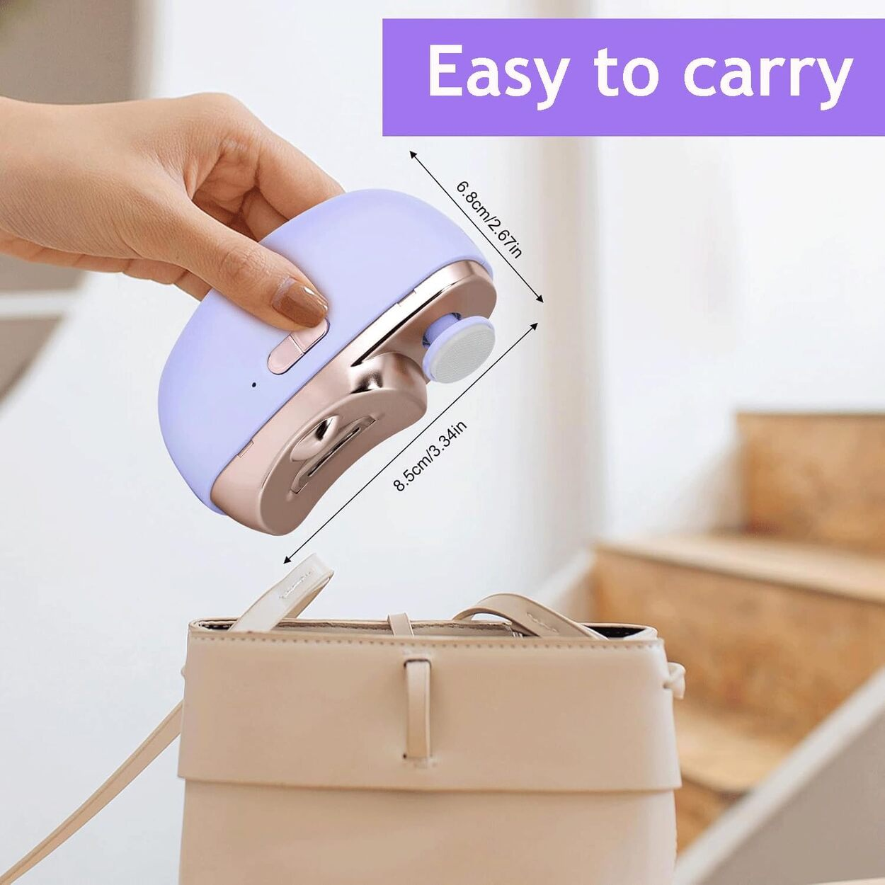 Una mano sostiene un dispositivo lila y dorado. Debajo hay un bolso. El texto dice 'Easy to carry'.