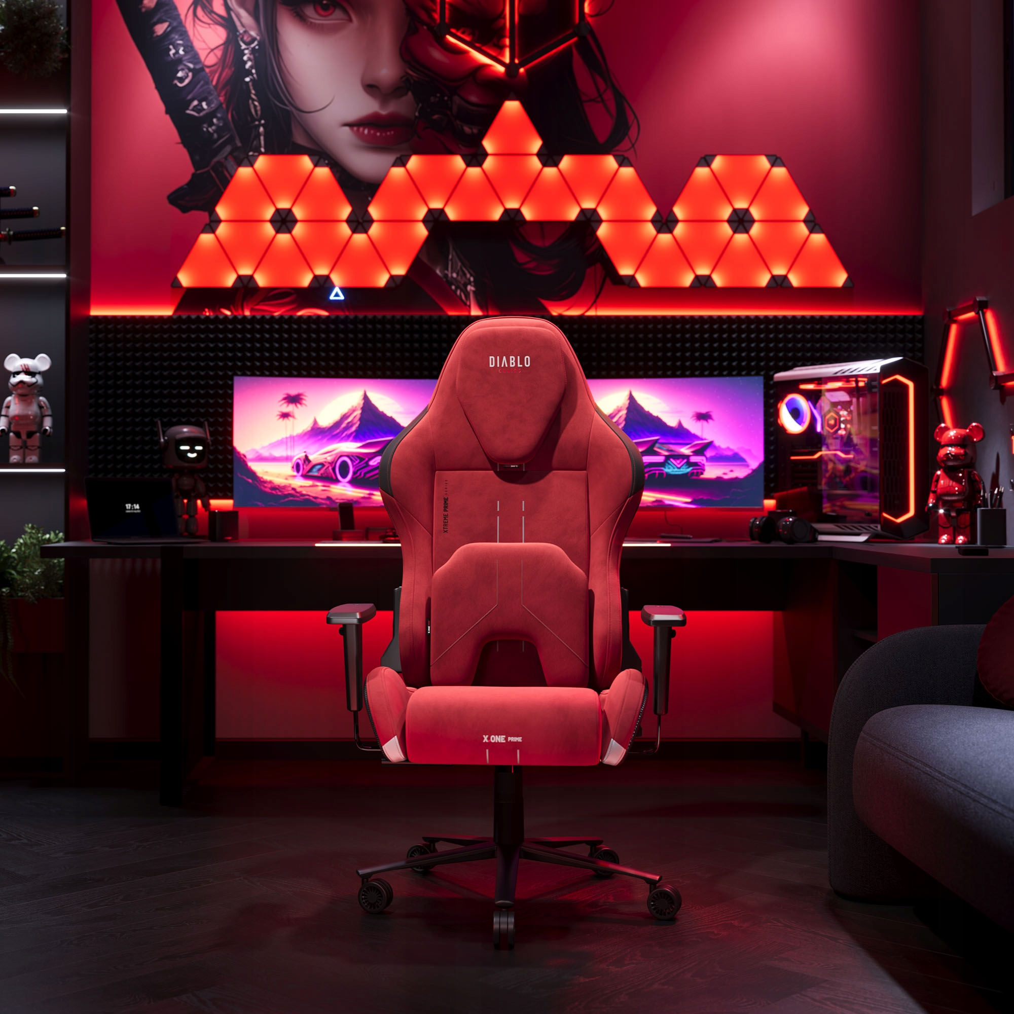 Czerwony fotel gamingowy w czerwono oświetlonym pokoju. W tle monitor, grafika i światła ścienne. Widoczny PC.