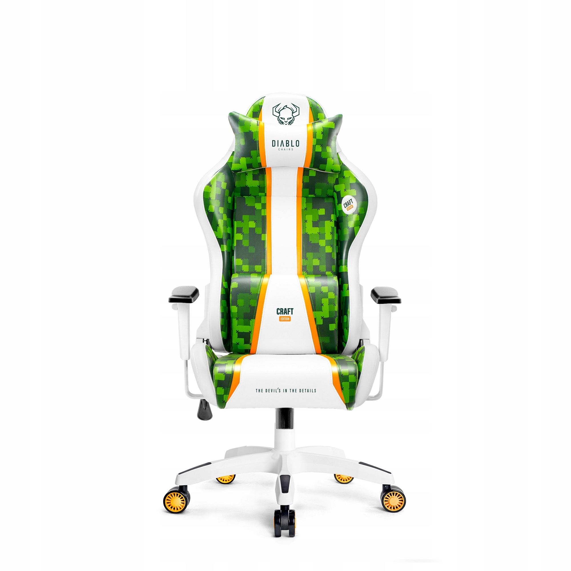Krzesło gamingowe z zielonym pikselowym wzorem na białym tle. Ma logo Diablo i pomarańczowe akcenty.