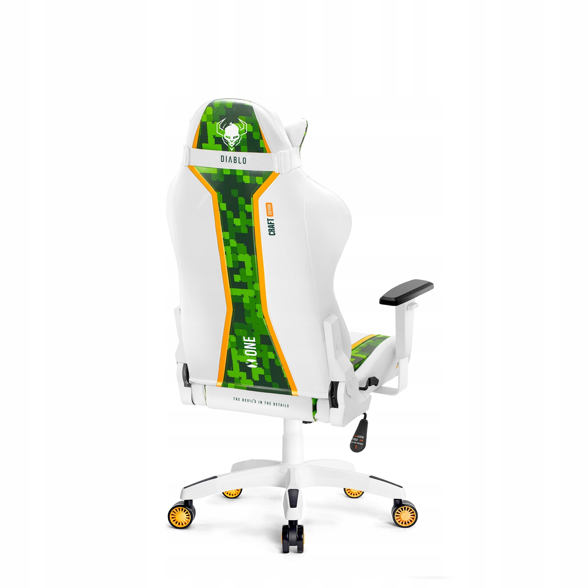 Białe krzesło gamingowe z zielonym pikselowanym wzorem, pomarańczowymi akcentami i napisem "DIABLO". Ma czarne podłokietniki i żółte kółka.