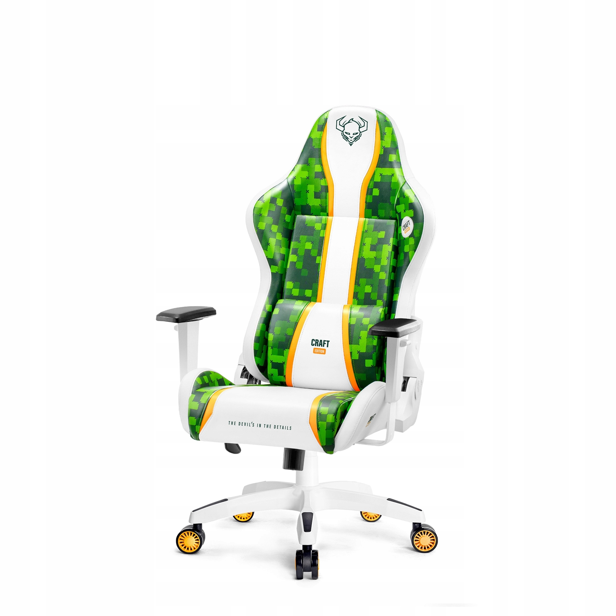 Krzesło gamingowe z białą ramą, zielono-białym siedziskiem i pomarańczowymi akcentami. Ma logo czaszki na zagłówku.