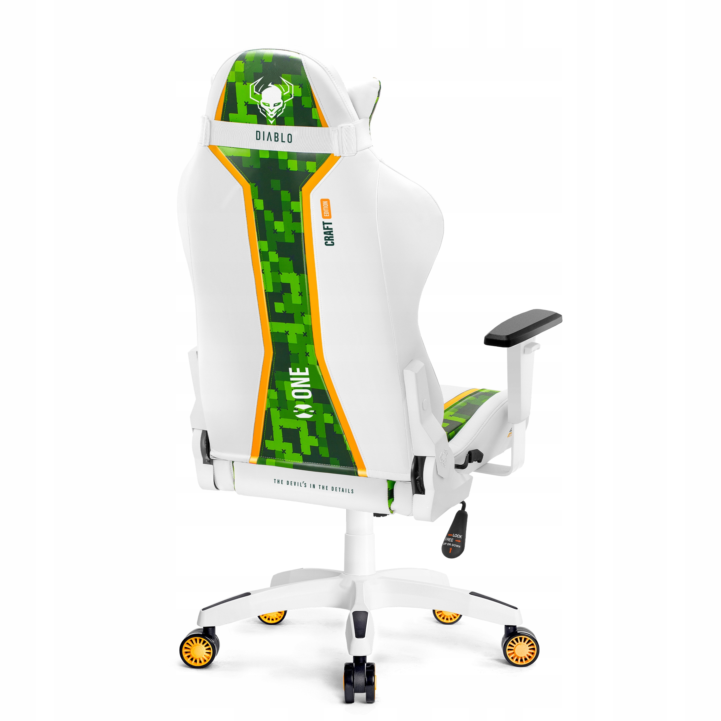 Białe krzesło gamingowe z zielonymi i żółtymi akcentami. Posiada logo czaszki i napis "DIABLO". Krzesło stoi na kółkach.