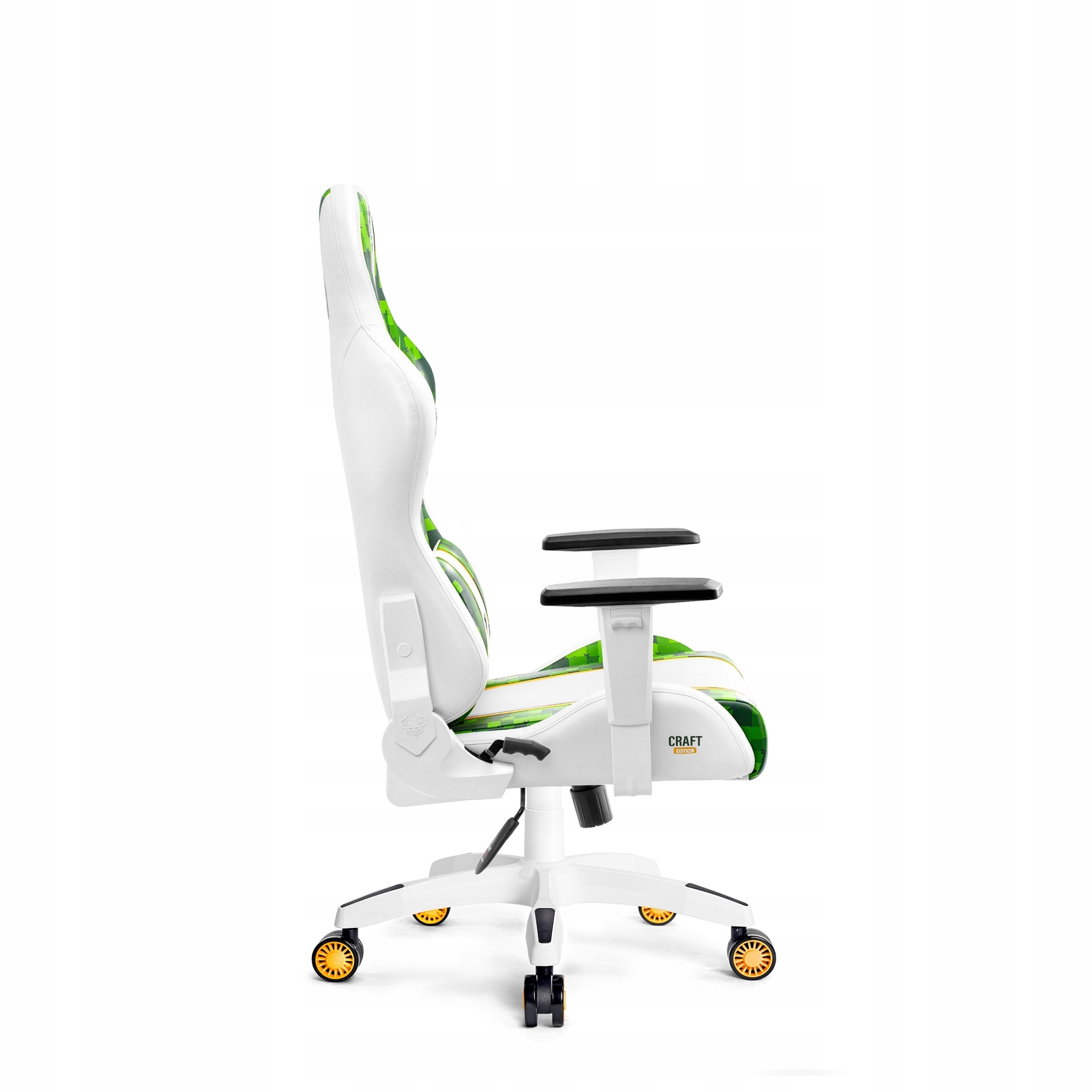 Biało-zielone krzesło do gier. Ma czarne podłokietniki i żółte kółka. Tło jest białe.