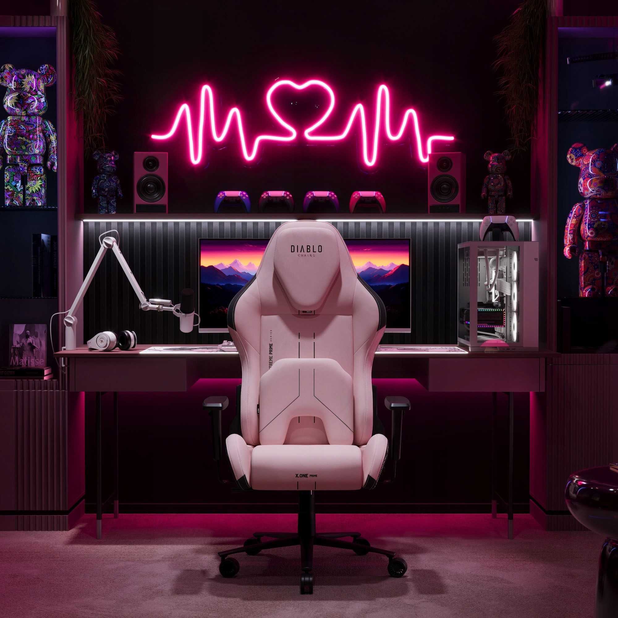 Konfiguracja do gier z różowym krzesłem Diablo. Zawiera komputer, neonowe światło w kształcie serca, głośniki, kontrolery i figurki Bearbrick.