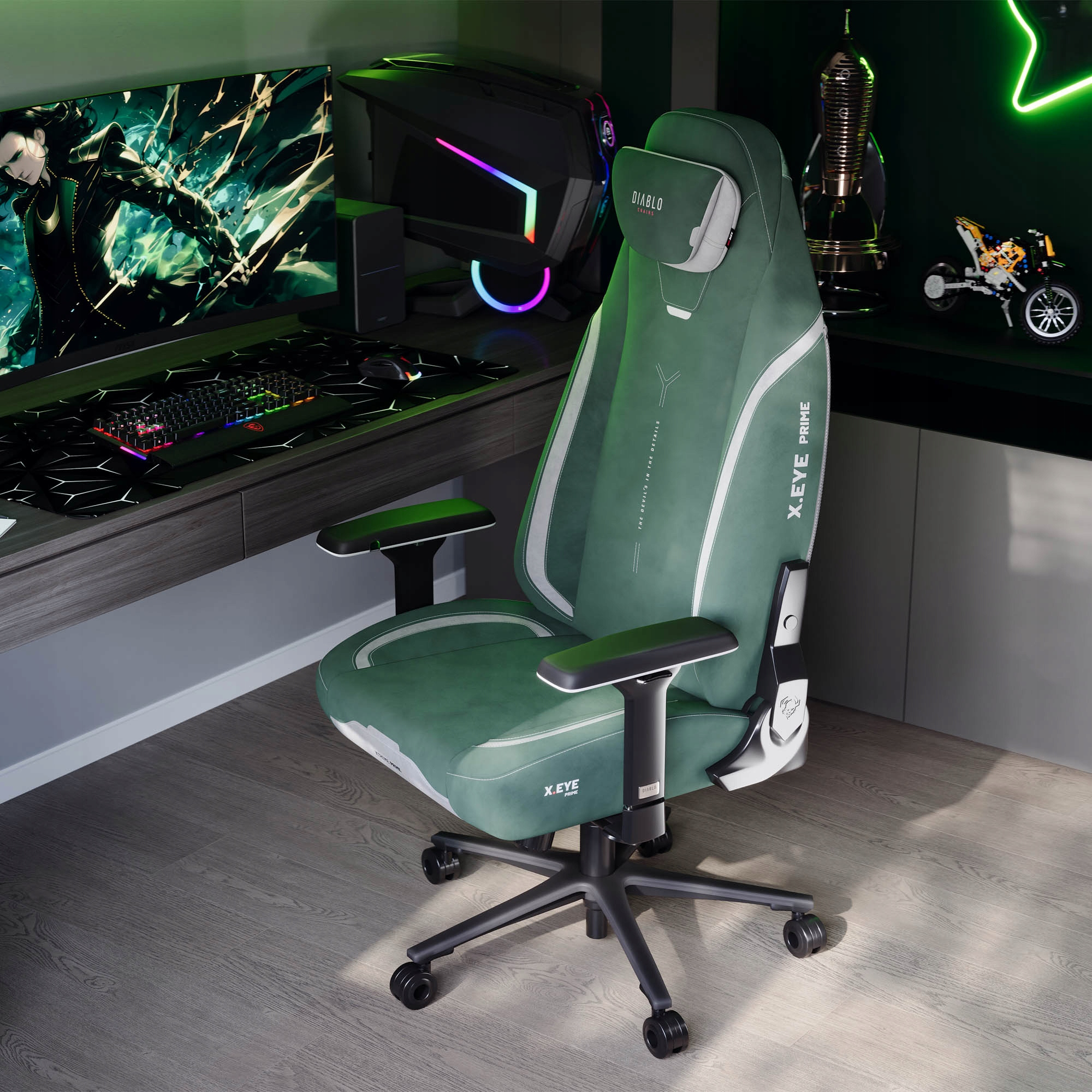 Konfiguracja do gier z zielonym krzesłem, komputerem i klawiaturą. Krzesło ma logo Diablo. Model motocykla i świecący neon w tle.