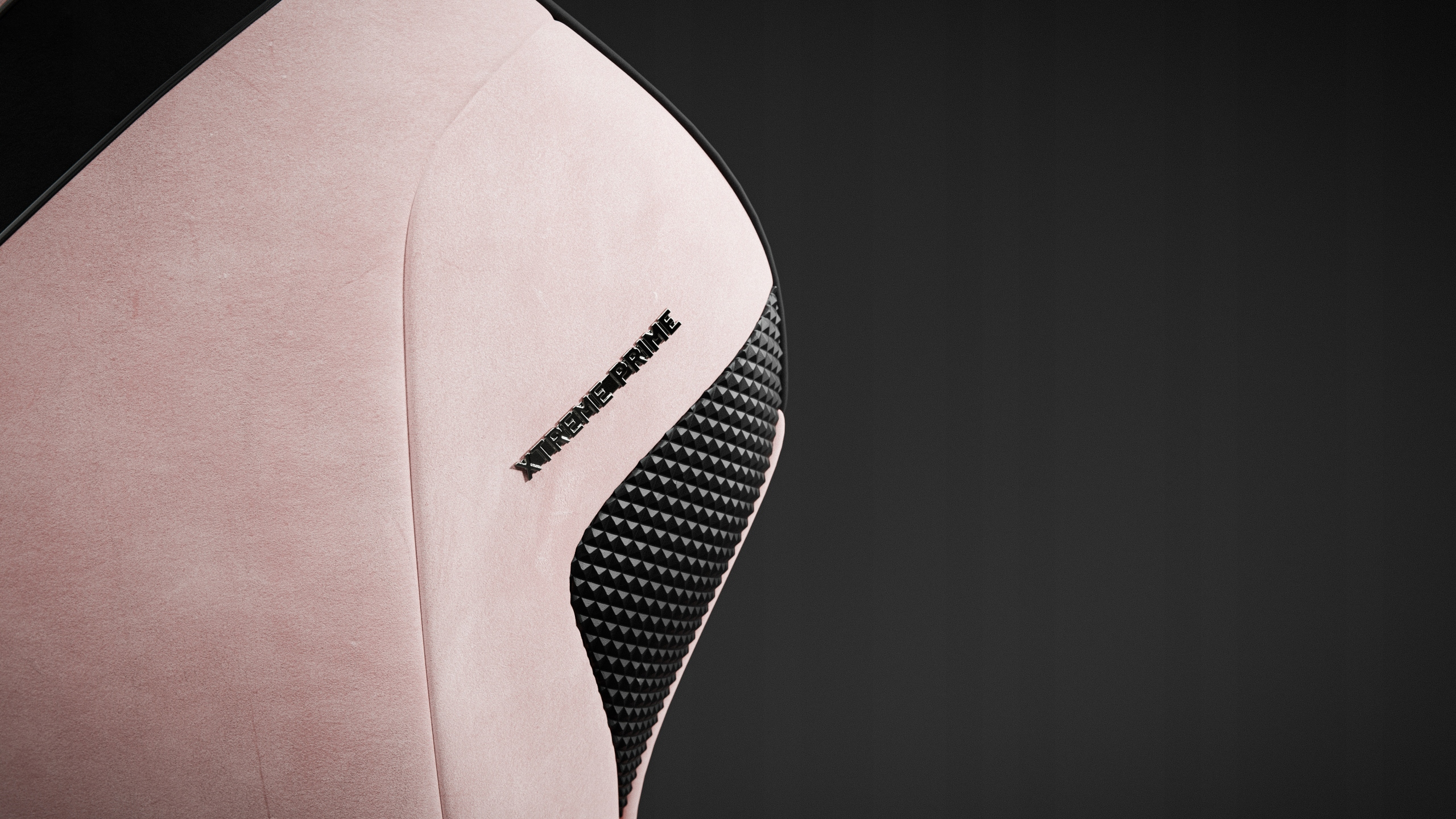 Zbliżenie oparcia różowego krzesła z czarnymi akcentami i napisem 'XTREME PRIME'. Tło jest ciemnoszare.