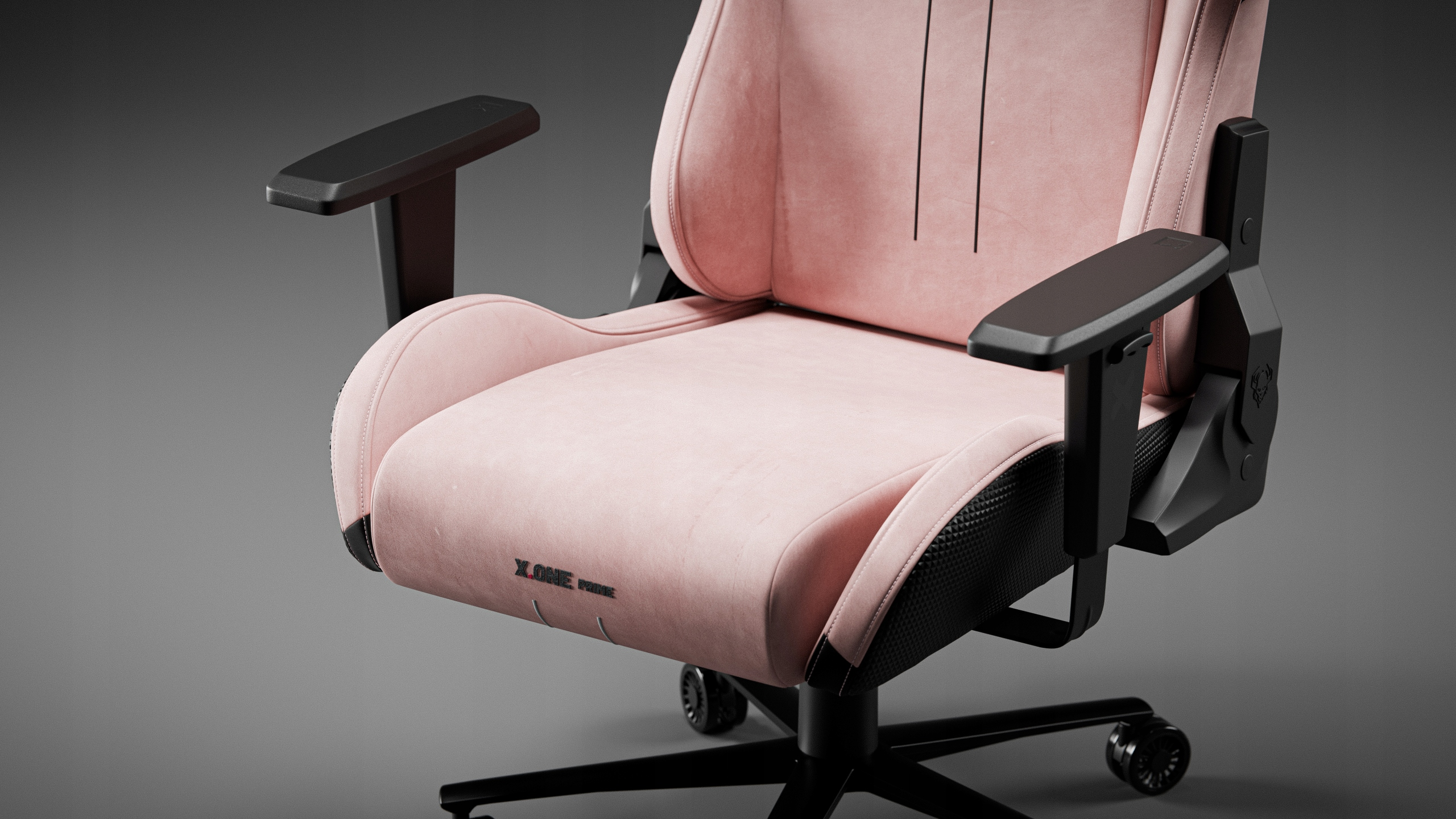 Różowe krzesło gamingowe z czarnymi podłokietnikami i podstawą. Krzesło ma napis "X ONE PRIME".