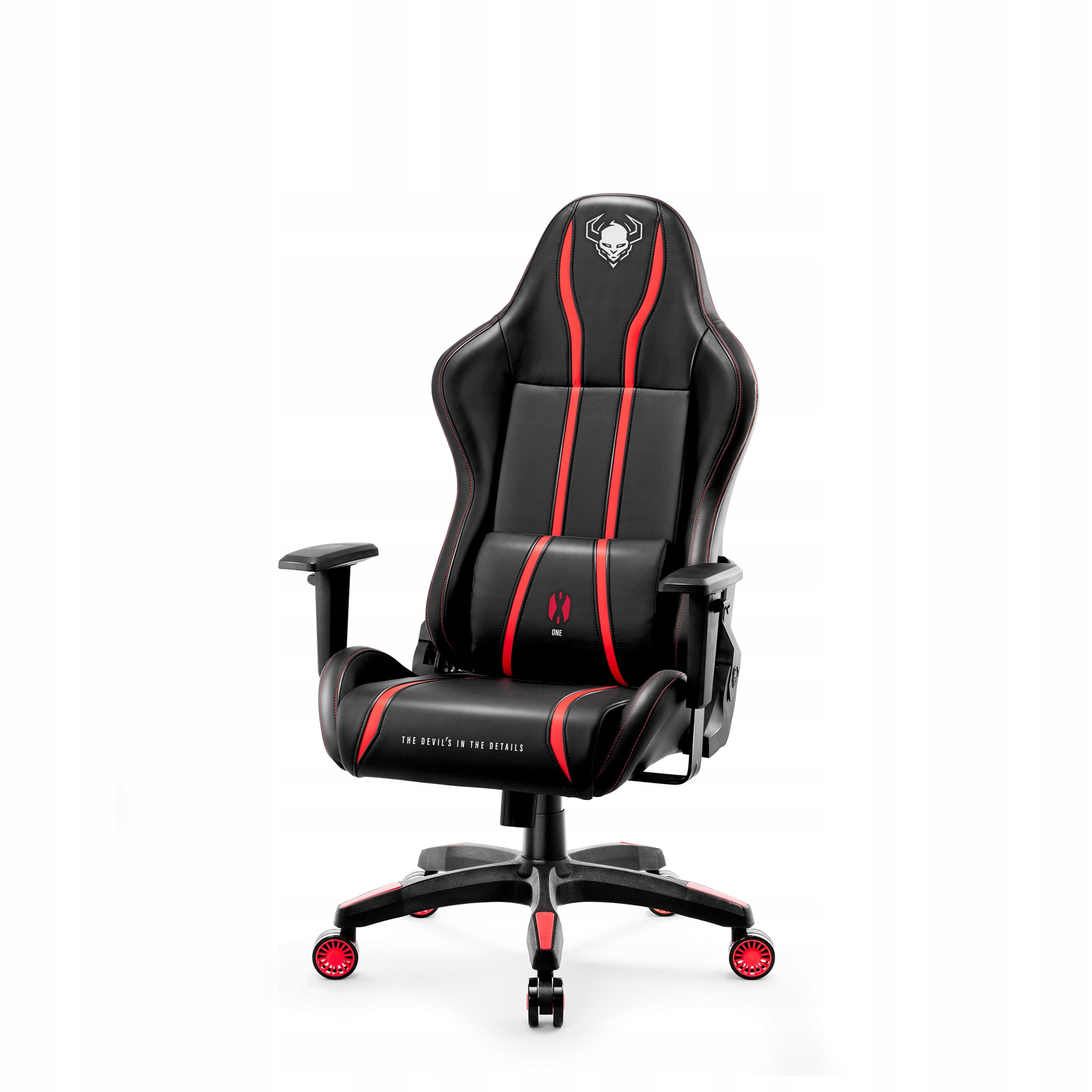 Czarny i czerwony fotel gamingowy na białym tle. Ma logo czaszki i napis 'The Devil's in the details'.