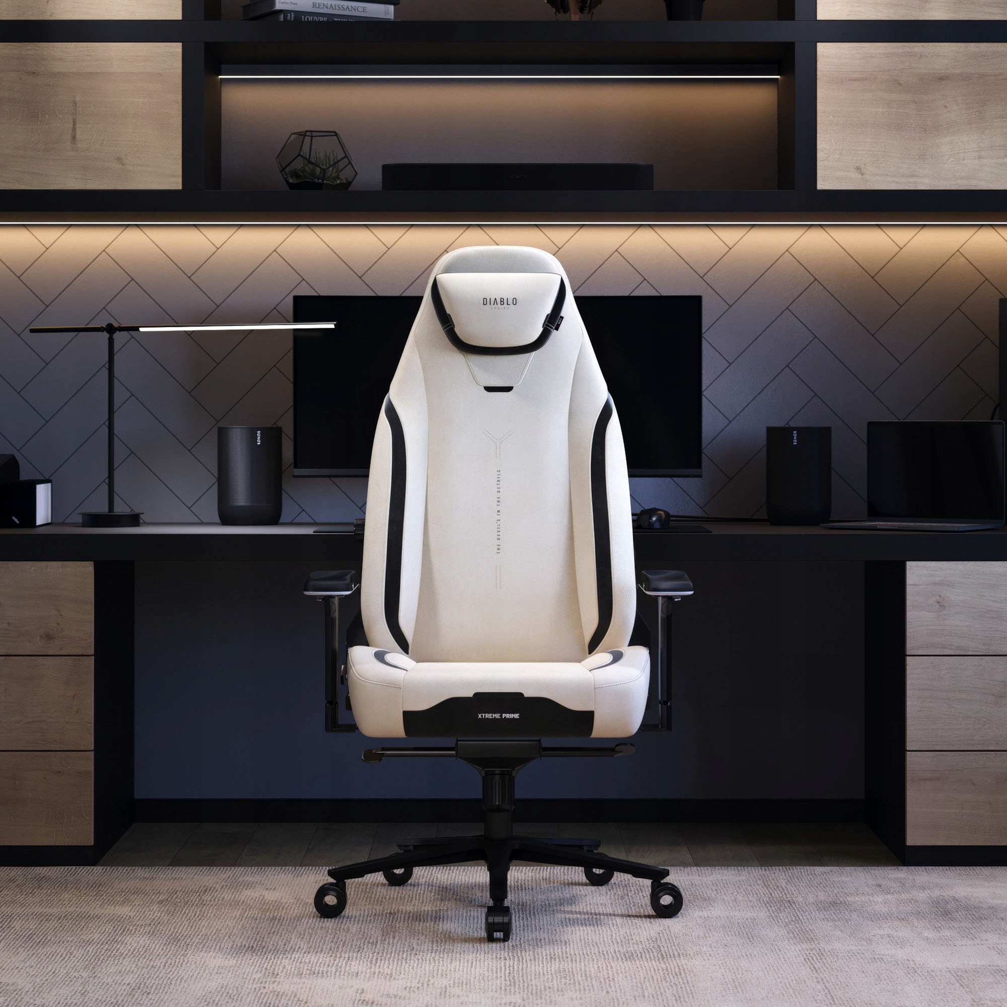 Biało-czarne krzesło do gier w nowoczesnym otoczeniu biurowym. Biurko z komputerem, lampą, głośnikami i regałem.