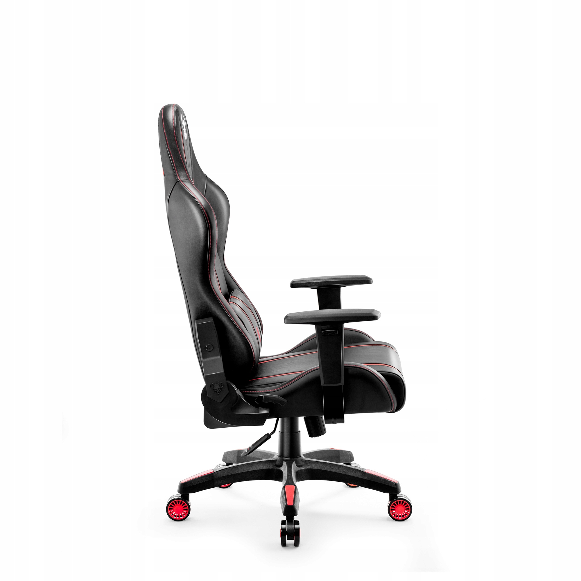 Czarny fotel gamingowy z czerwonymi przeszyciami i akcentami. Posiada wysokie oparcie, podłokietniki i pięcioramienną podstawę.
