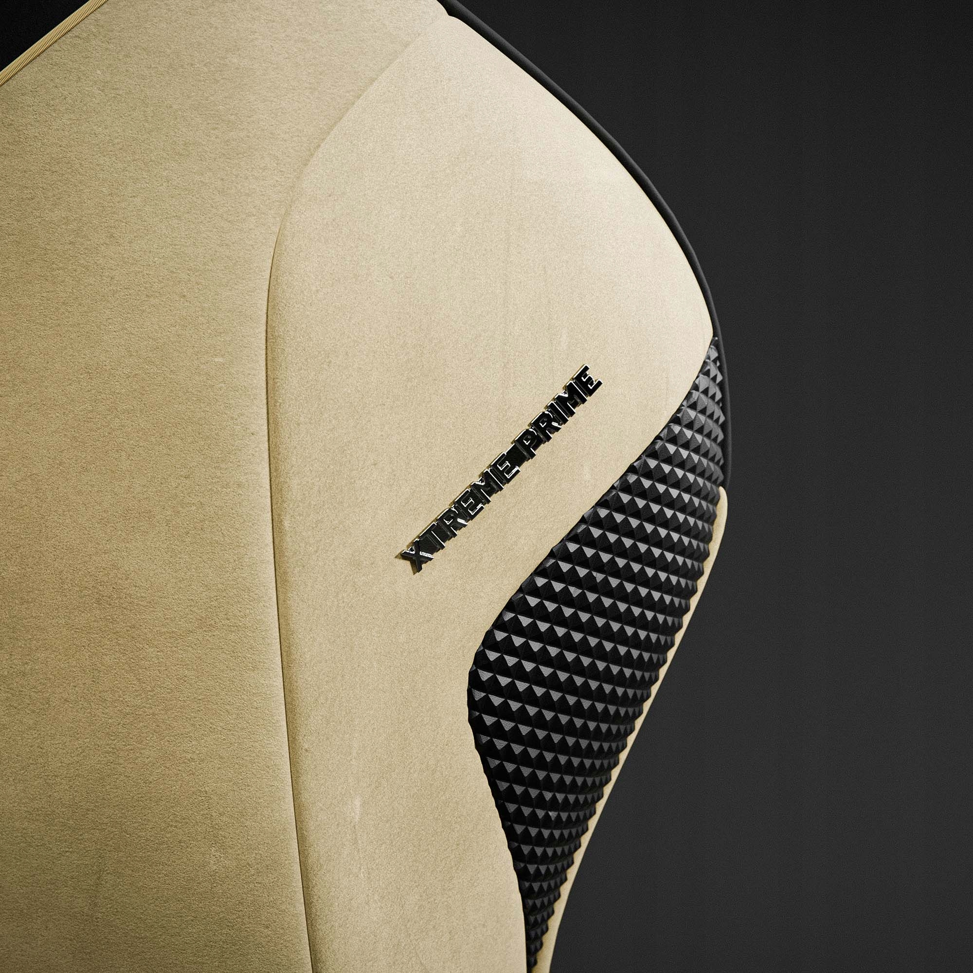 Beżowy detal fotela samochodowego z czarnymi akcentami i tekstem "XTREME PRIME". Posiada teksturowaną sekcję czarnych trójkątów.