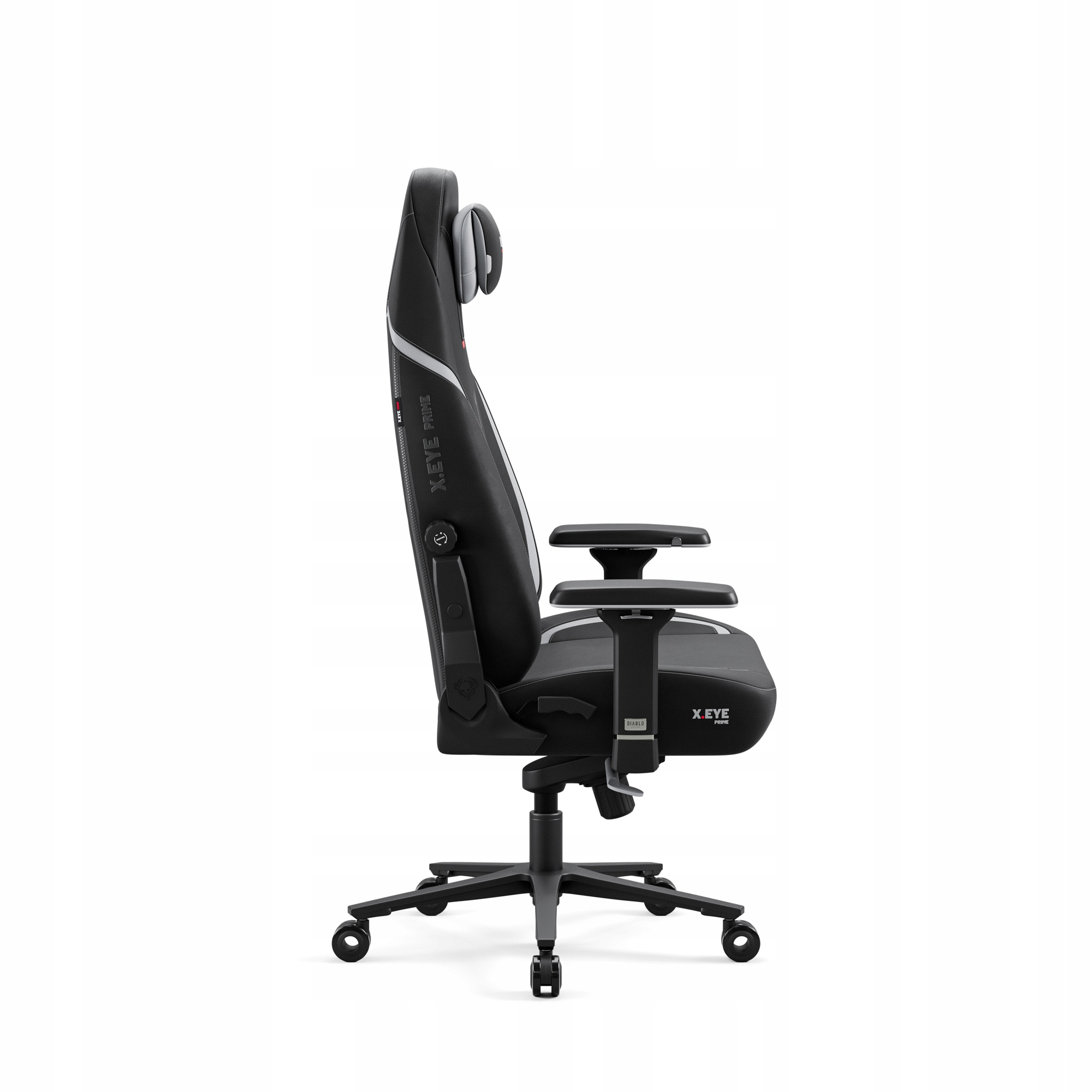 Czarny fotel gamingowy, widok z boku. Ma wysokie oparcie, zagłówek, podłokietniki i pięcioramienną podstawę z kółkami.