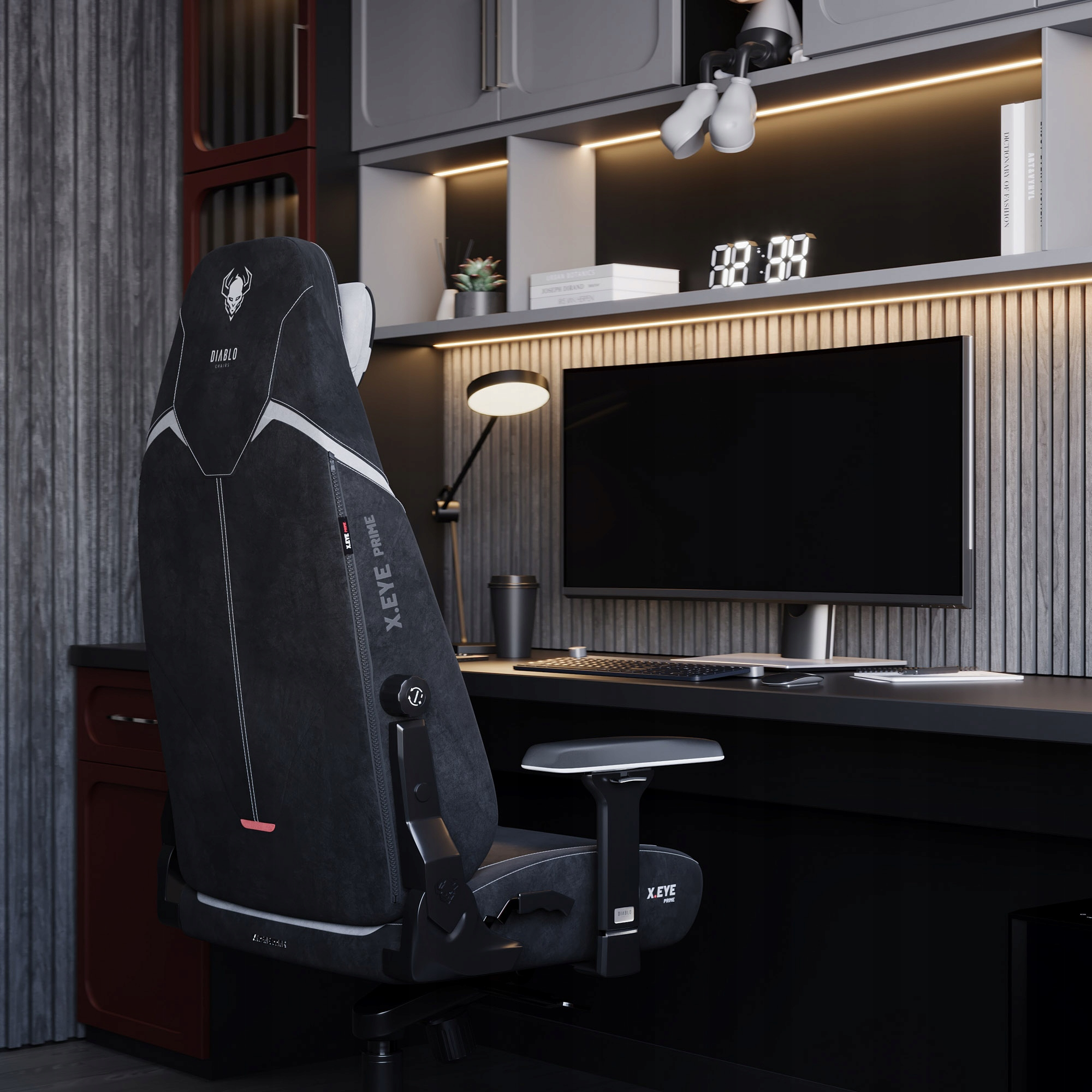 Konfiguracja do gier z czarnym krzesłem. Monitor, lampa i klawiatura na ciemnym biurku. Widoczne półki, szafki i zegar.