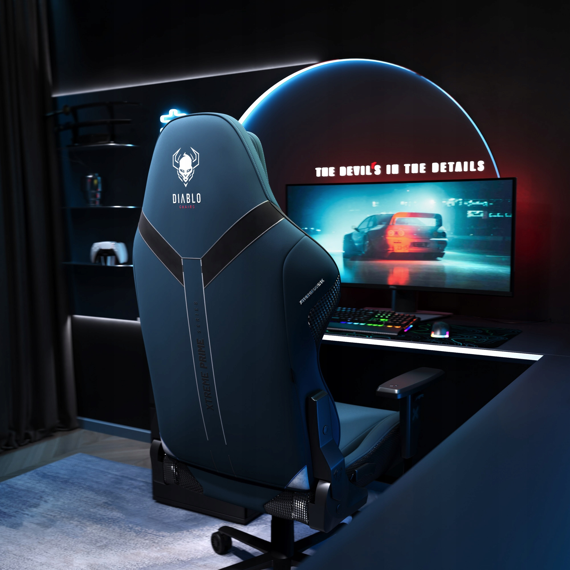 Krzesło do gier stoi naprzeciwko biurka z monitorem pokazującym samochód. Pokój ma mroczny motyw z neonami i dywanem.
