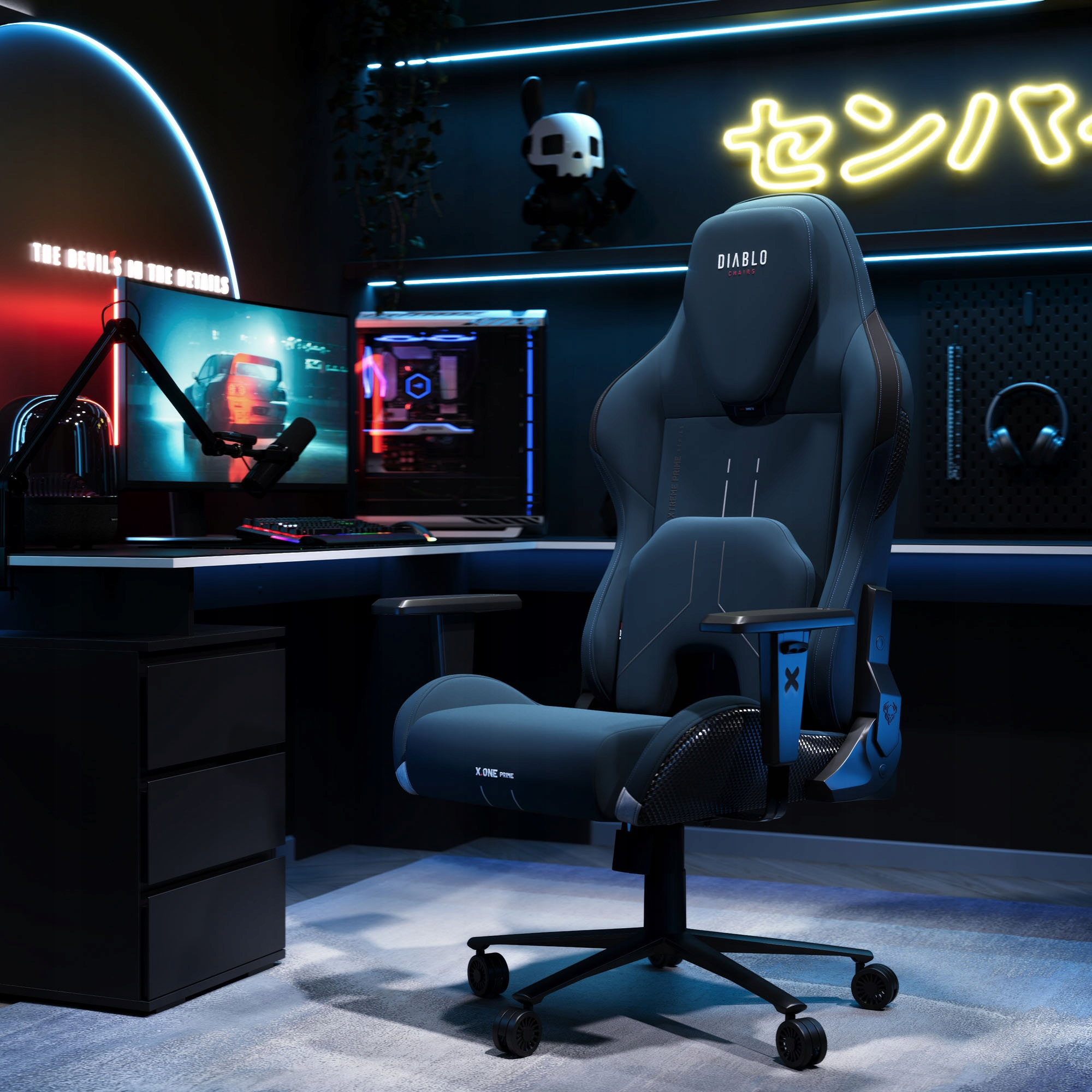Konfiguracja do gier z krzesłem Diablo, biurkiem z monitorami, mikrofonem i figurką czaszki na półce, z neonami.