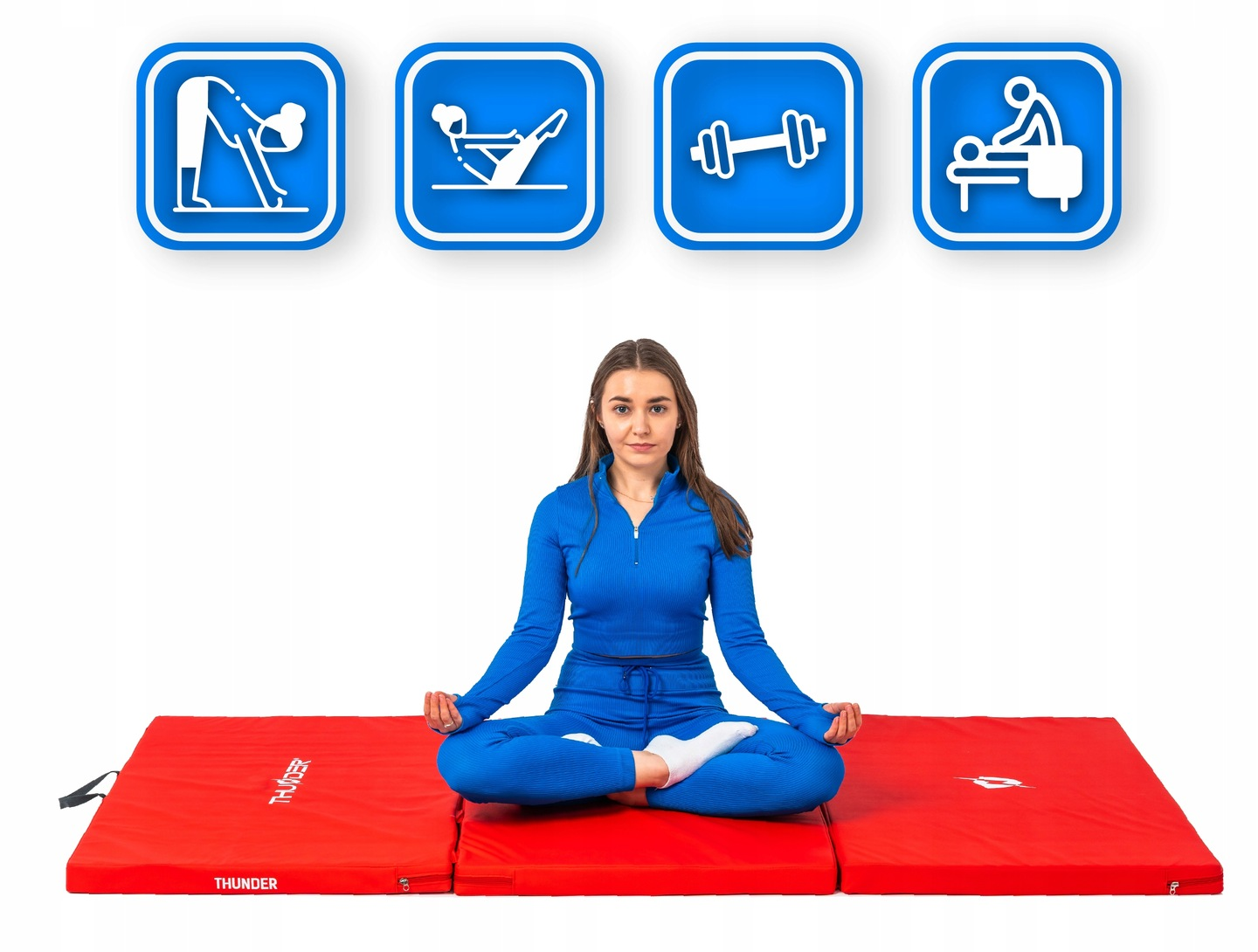 Kobieta w niebieskim stroju siedzi na czerwonej macie, medytując. Powyżej ikony jogi, pilatesu, ciężarów i masażu.